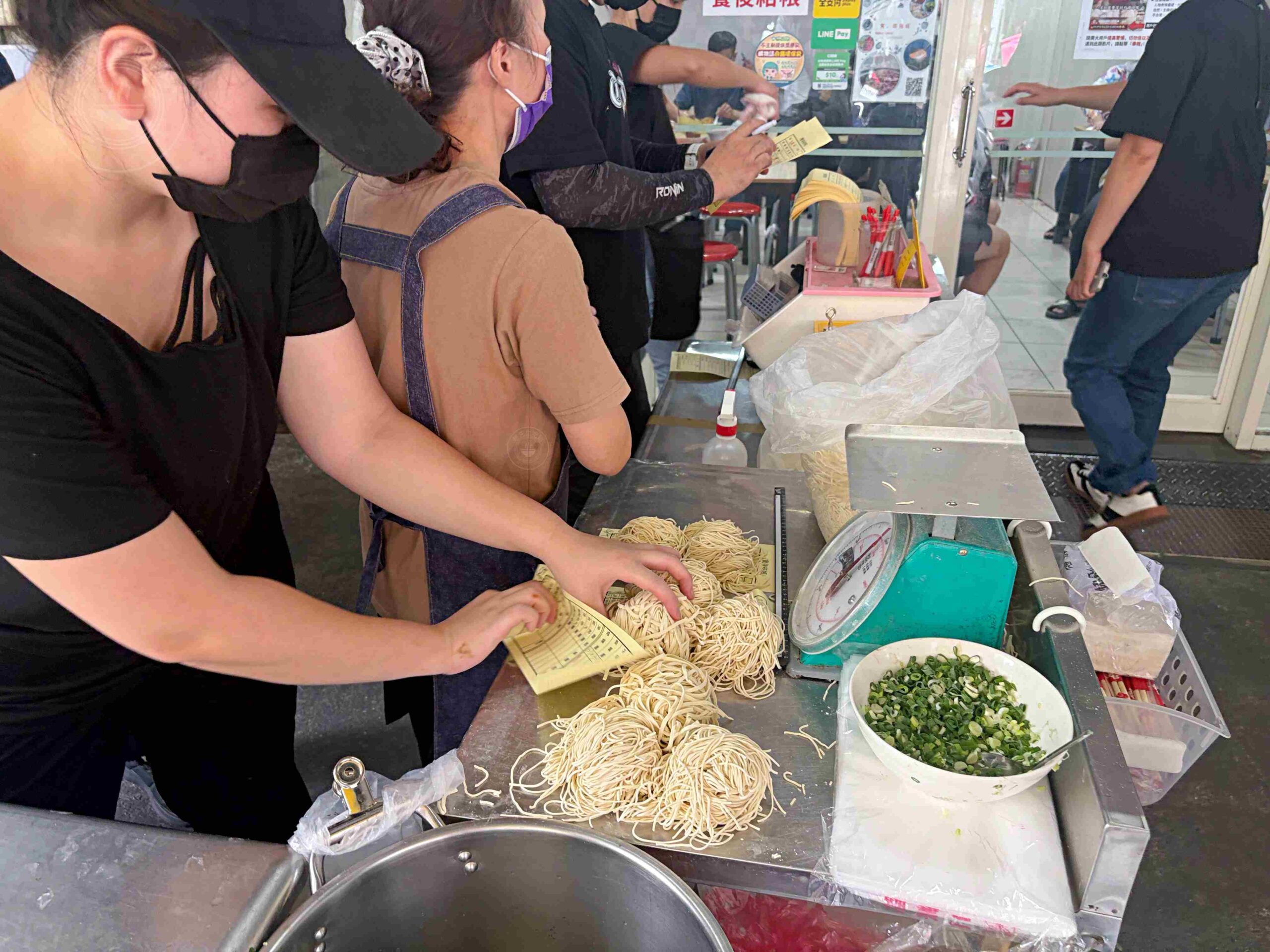 【宜蘭美食】農權路炸醬麵，神農商圈人氣排隊老店，古早味一碗40元爆量雙醬麵推薦(菜單) @趙先生吃飯