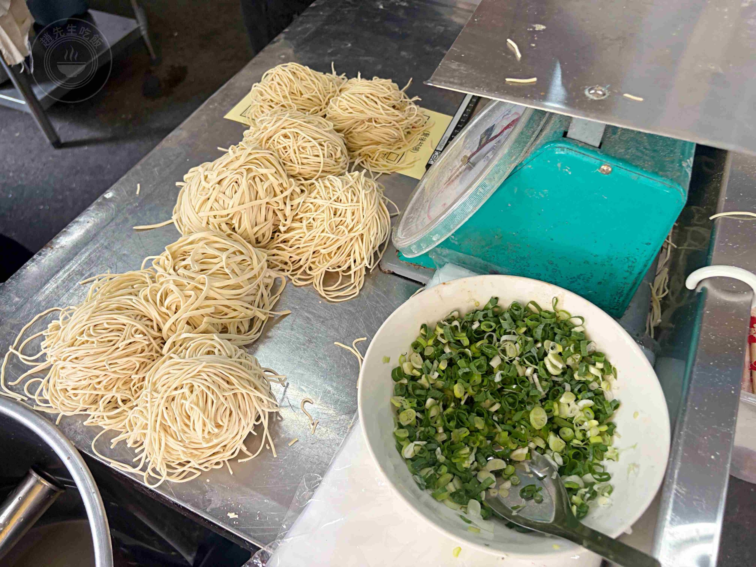 【宜蘭美食】農權路炸醬麵，神農商圈人氣排隊老店，古早味一碗40元爆量雙醬麵推薦(菜單) @趙先生吃飯