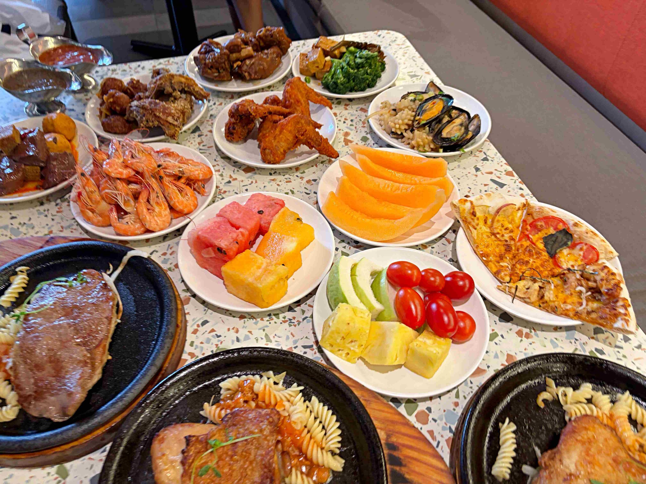 【板橋美食】我家牛排板橋遠科店，牛排、雞排都厲害，加上百道菜色自助吧吃到飽推薦(菜單) @趙先生吃飯
