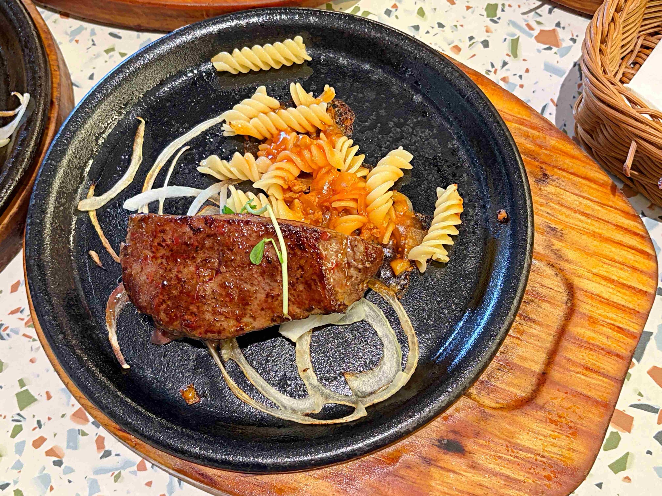 【板橋美食】我家牛排板橋遠科店，牛排、雞排都厲害，加上百道菜色自助吧吃到飽推薦(菜單) @趙先生吃飯