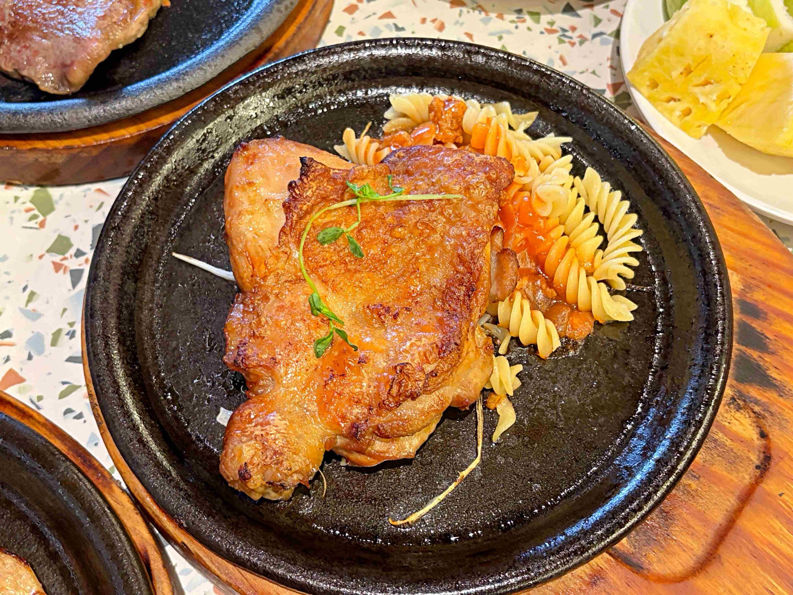 【板橋美食】我家牛排板橋遠科店，牛排、雞排都厲害，加上百道菜色自助吧吃到飽推薦(菜單) @趙先生吃飯