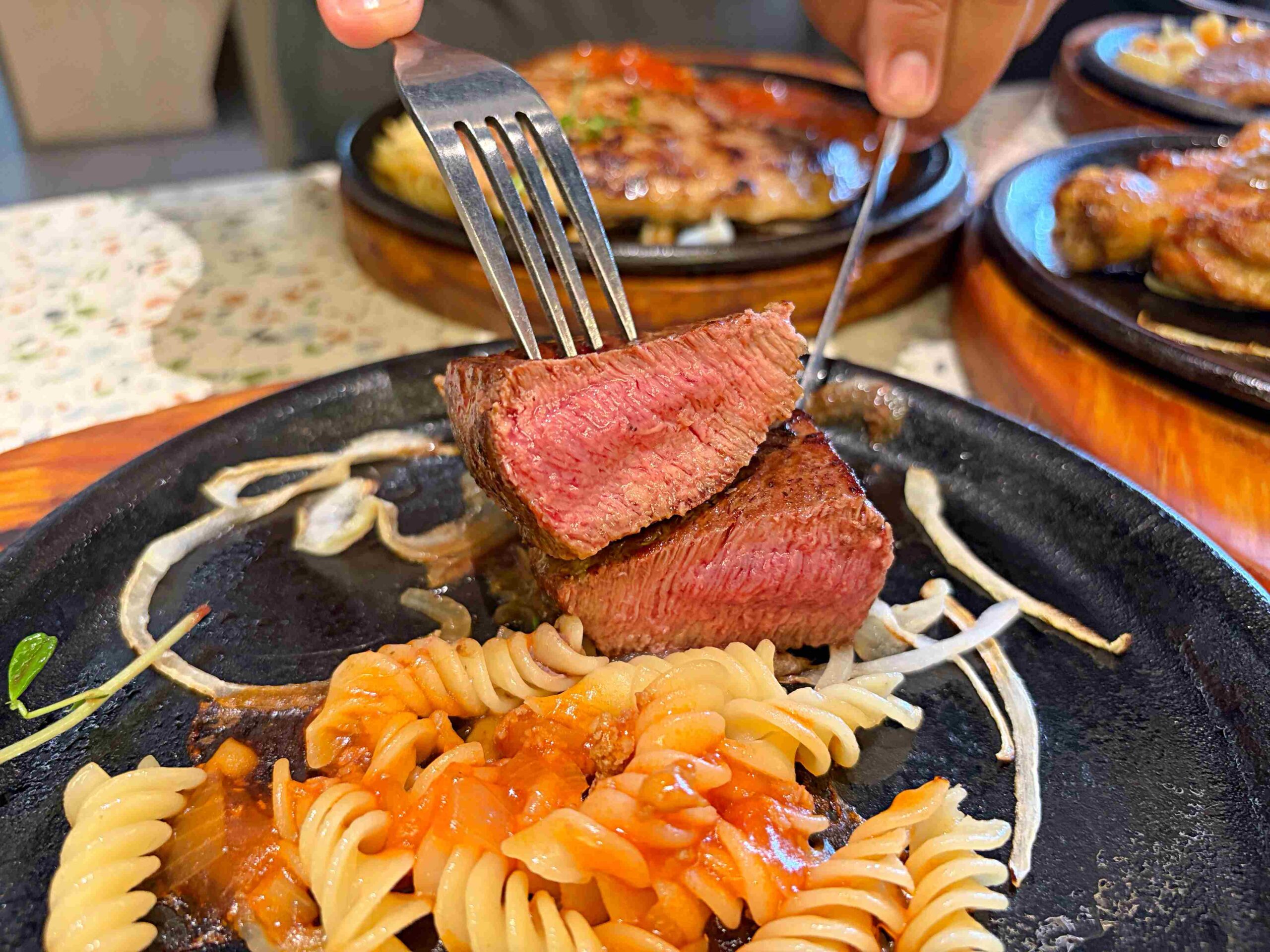 【板橋美食】我家牛排板橋遠科店，牛排、雞排都厲害，加上百道菜色自助吧吃到飽推薦(菜單) @趙先生吃飯