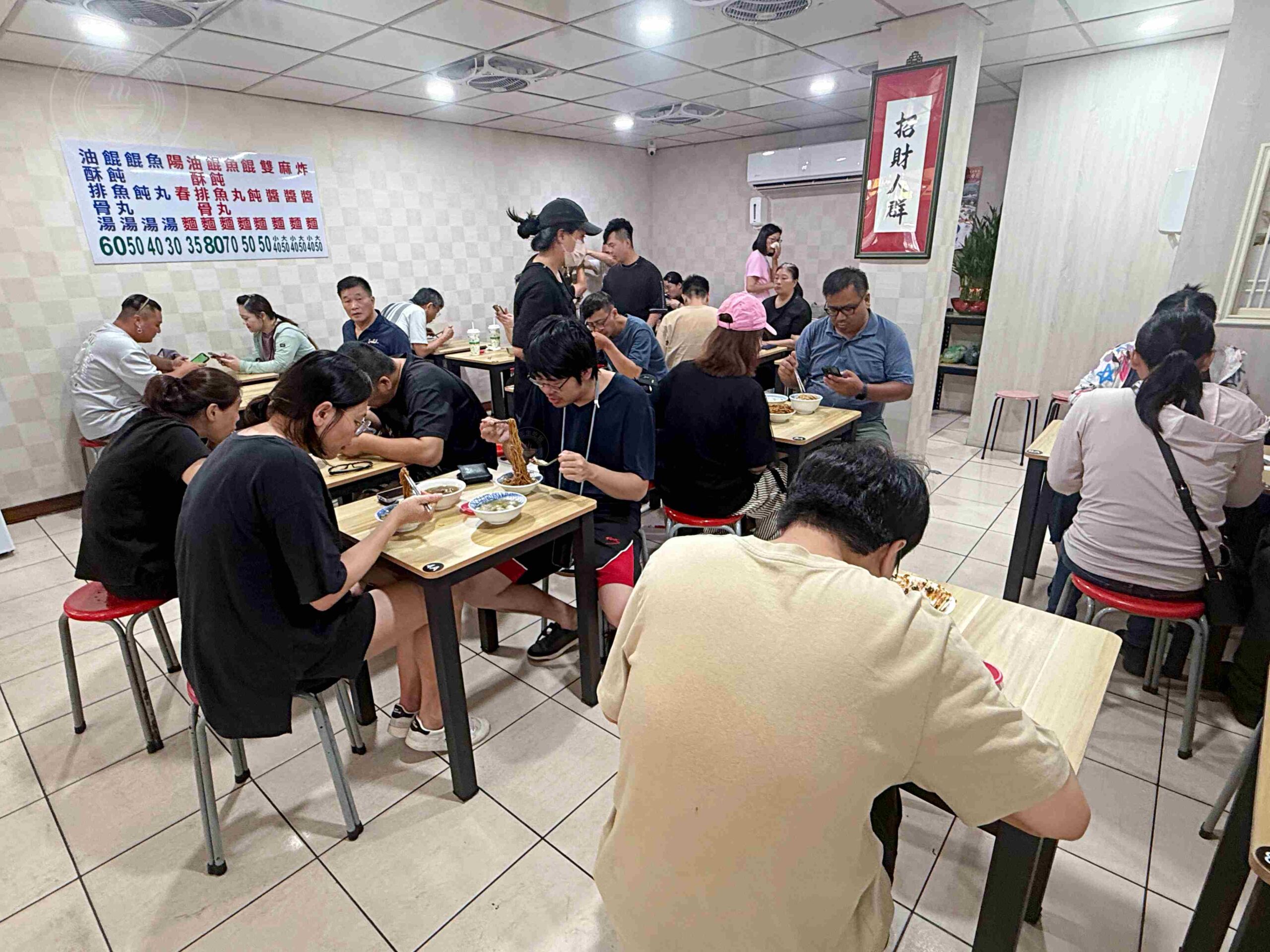 【宜蘭美食】農權路炸醬麵，神農商圈人氣排隊老店，古早味一碗40元爆量雙醬麵推薦(菜單) @趙先生吃飯