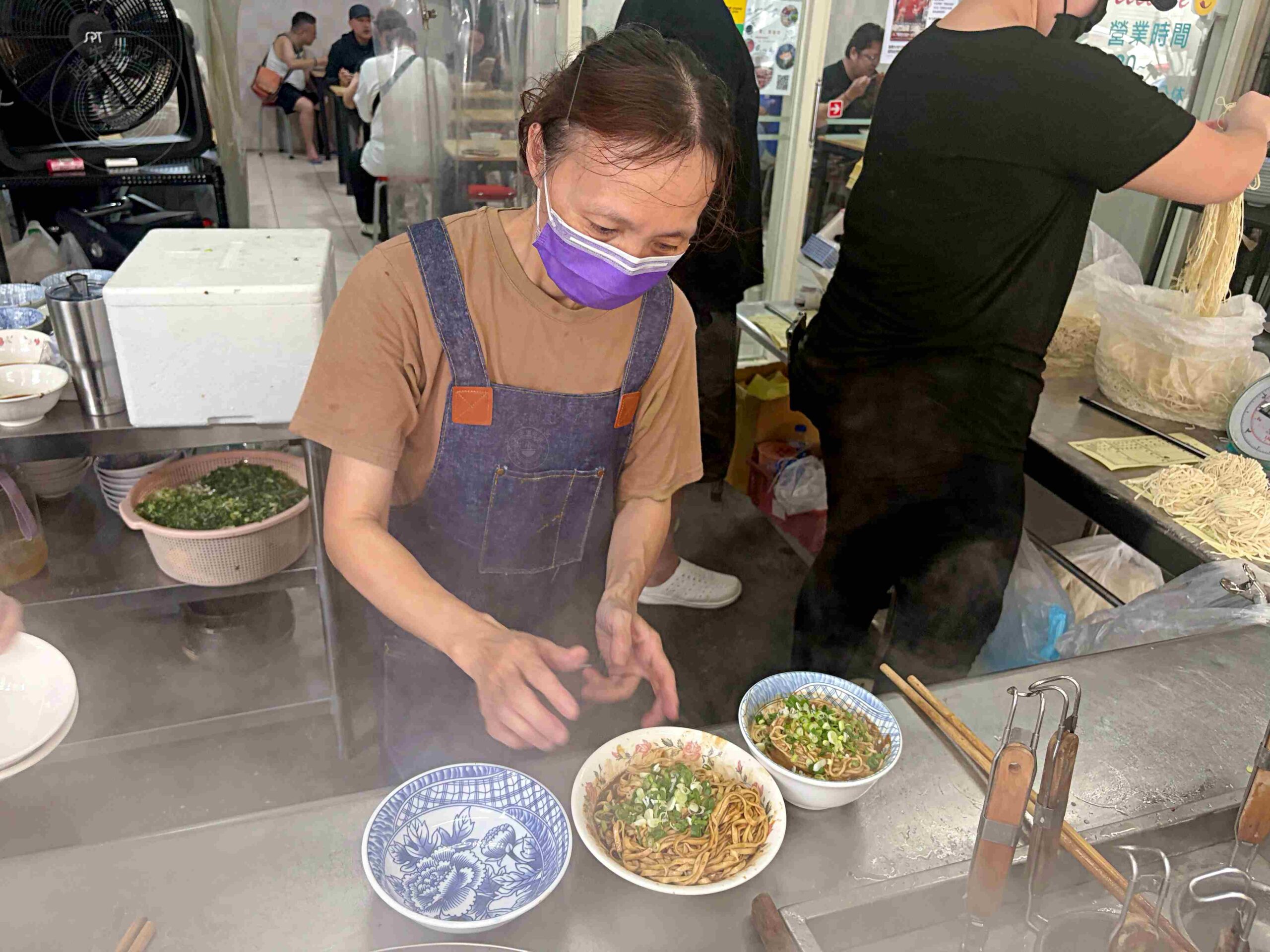 【宜蘭美食】農權路炸醬麵，神農商圈人氣排隊老店，古早味一碗40元爆量雙醬麵推薦(菜單) @趙先生吃飯