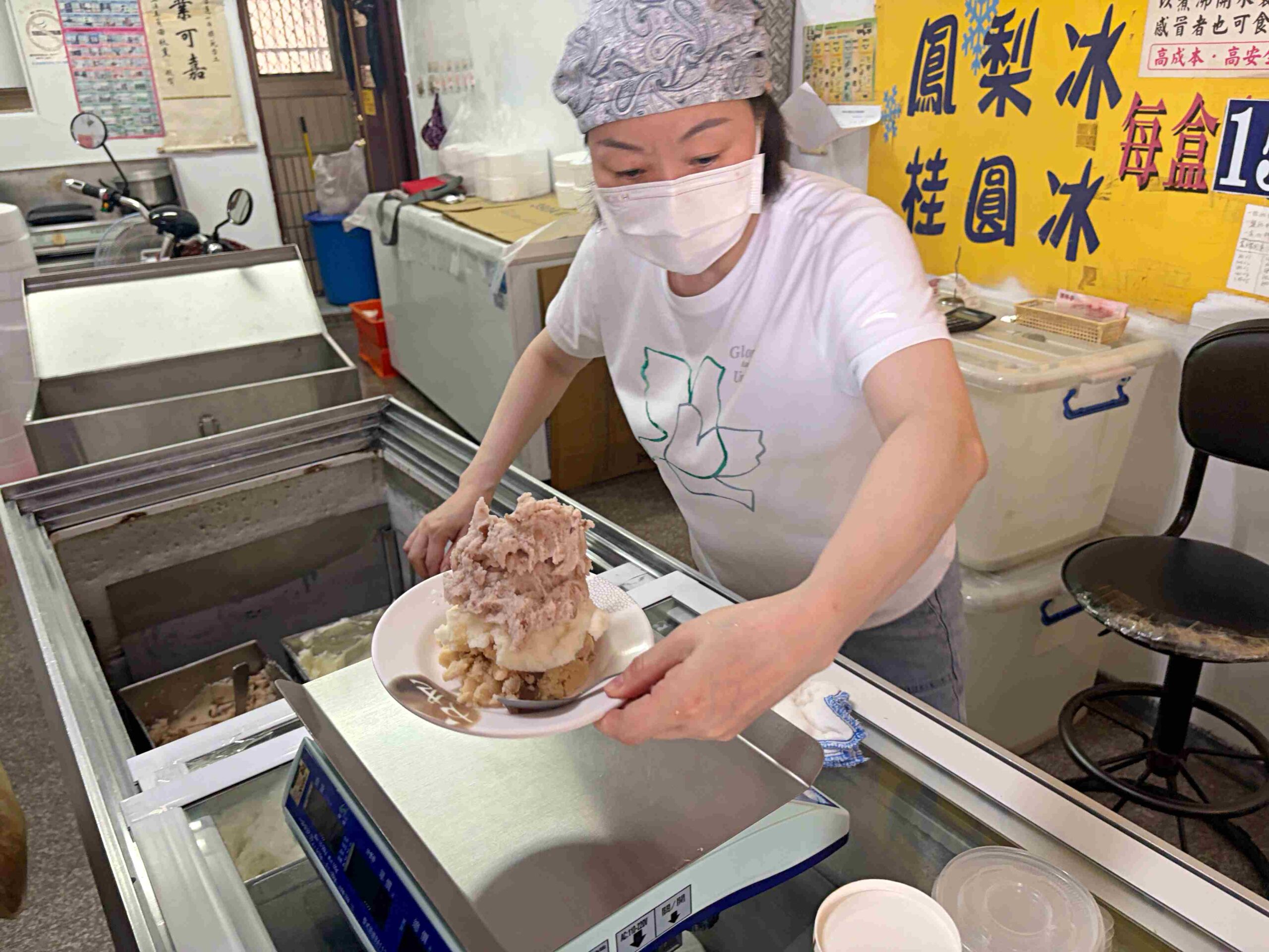【宜蘭美食】黑秀冰店，秤重古早味冰品，超濃郁花生、鳳梨、桂圓綿綿冰推薦(推薦) @趙先生吃飯