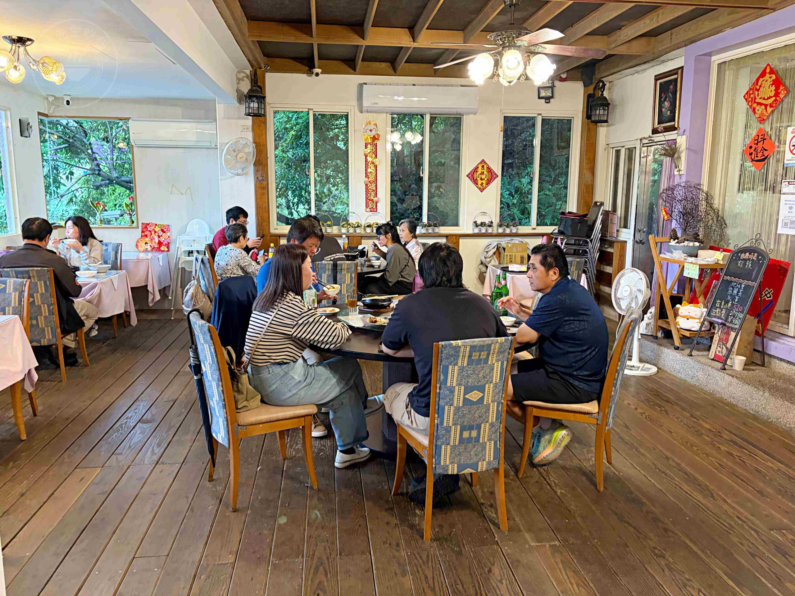 【八里美食】紫藤花藝村，觀音山隱藏版土雞城！胡瓜也愛的招牌黃金脆皮雞與鮮蝦煲推薦(菜單) @趙先生吃飯