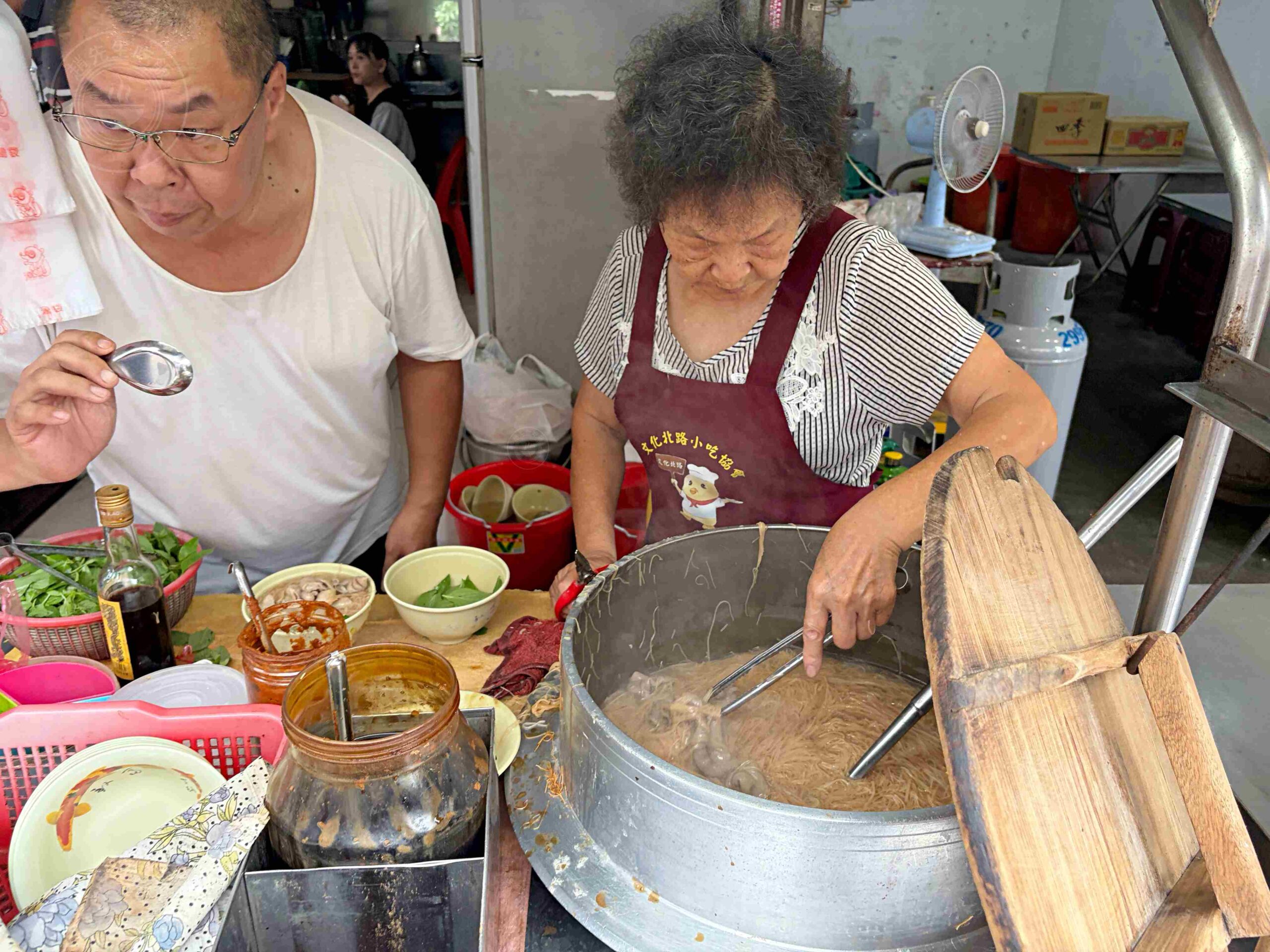 【三重美食】三重無名麵線，台北橋站散步就到！75歲阿嬤爆量大腸，還有袋裝隱藏版點法(菜單) @趙先生吃飯