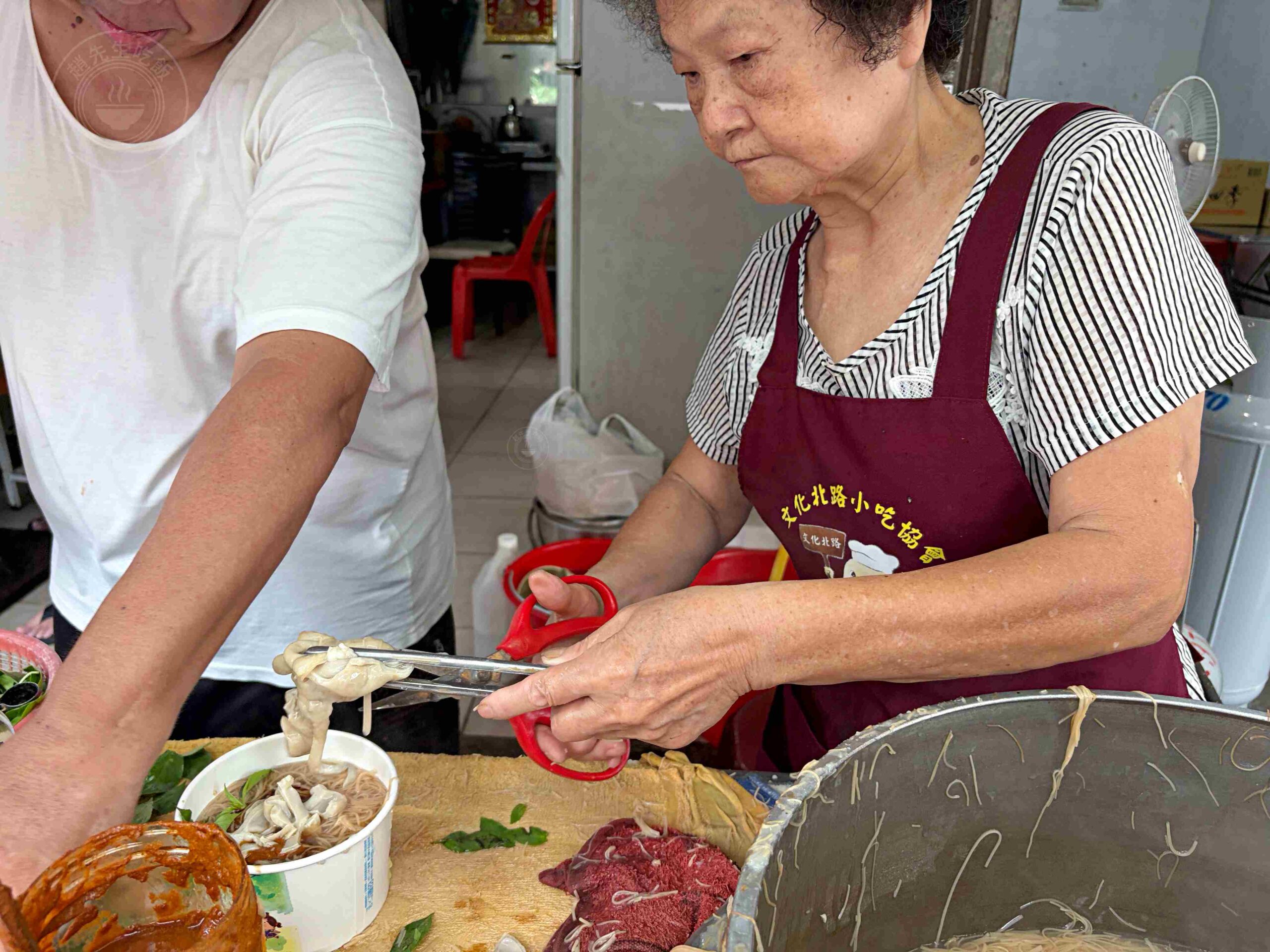 【三重美食】三重無名麵線,台北橋站散步就到!75歲阿嬤爆量大腸,還有袋裝隱藏版點法(菜單) @趙先生吃飯 【三重美食】三重無名麵線,台北橋站散步就到!75歲阿嬤爆量大腸,還有袋裝隱藏版點法(菜單) @趙先生吃飯