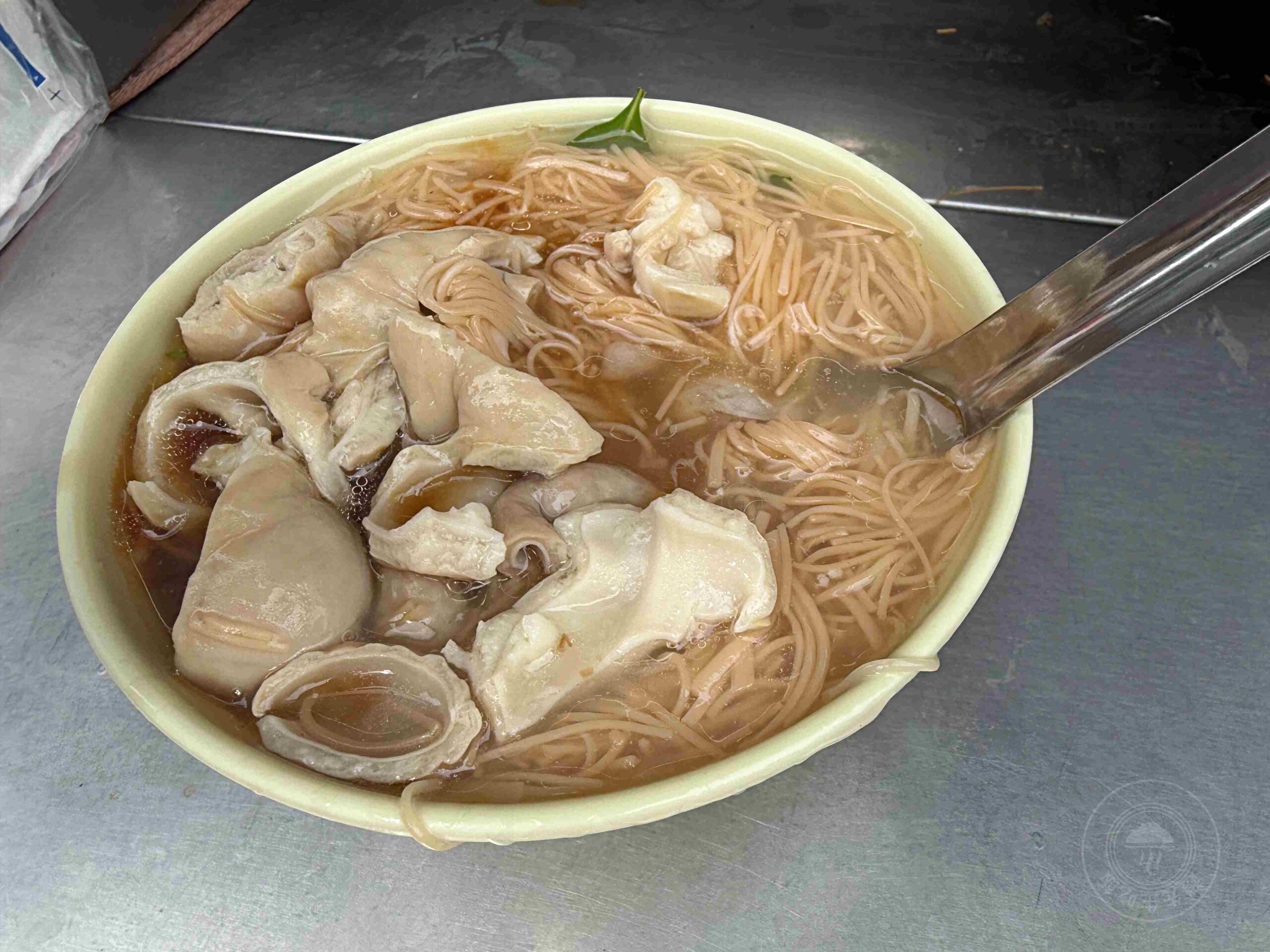 【三重美食】三重無名麵線，台北橋站散步就到！75歲阿嬤爆量大腸，還有袋裝隱藏版點法(菜單) @趙先生吃飯