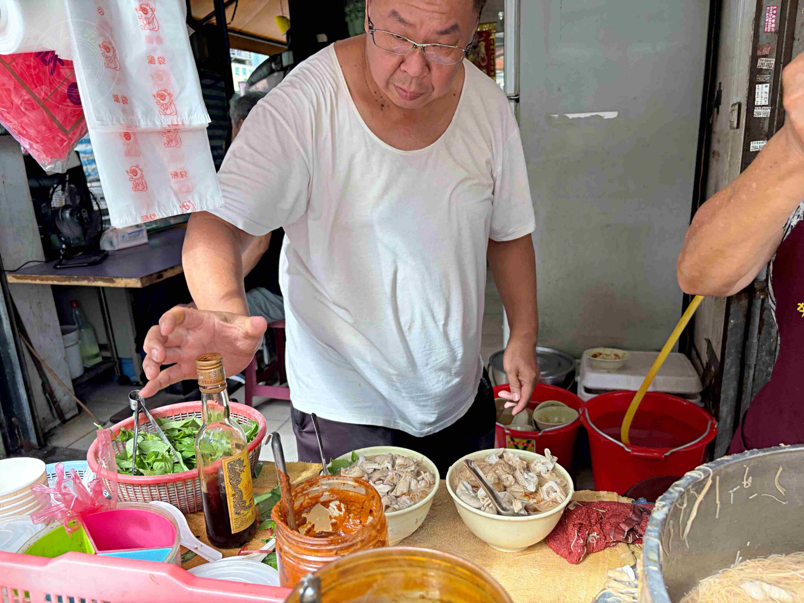 【三重美食】三重無名麵線,台北橋站散步就到!75歲阿嬤爆量大腸,還有袋裝隱藏版點法(菜單) @趙先生吃飯 【三重美食】三重無名麵線,台北橋站散步就到!75歲阿嬤爆量大腸,還有袋裝隱藏版點法(菜單) @趙先生吃飯