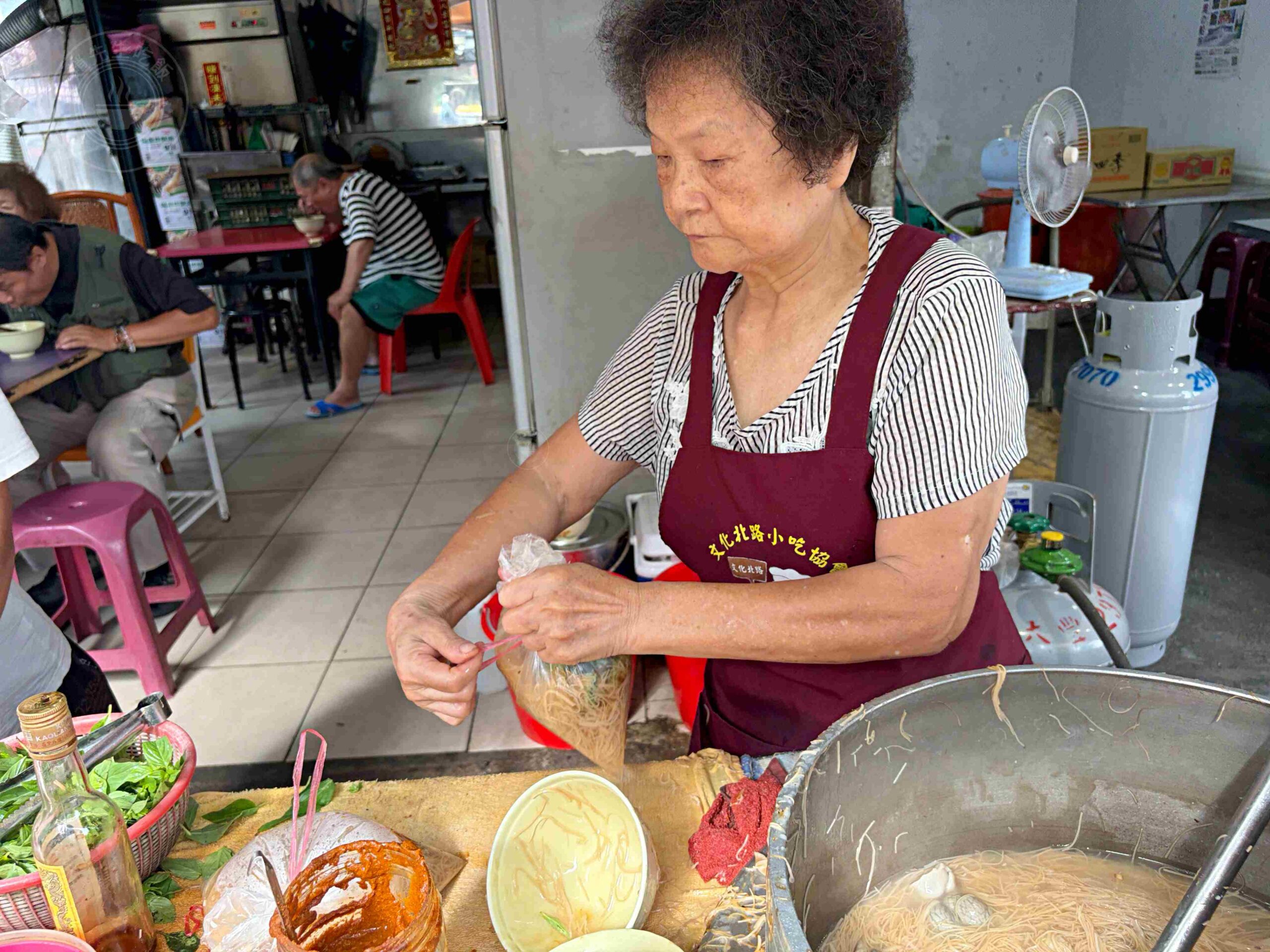 【三重美食】三重無名麵線,台北橋站散步就到!75歲阿嬤爆量大腸,還有袋裝隱藏版點法(菜單) @趙先生吃飯 【三重美食】三重無名麵線,台北橋站散步就到!75歲阿嬤爆量大腸,還有袋裝隱藏版點法(菜單) @趙先生吃飯