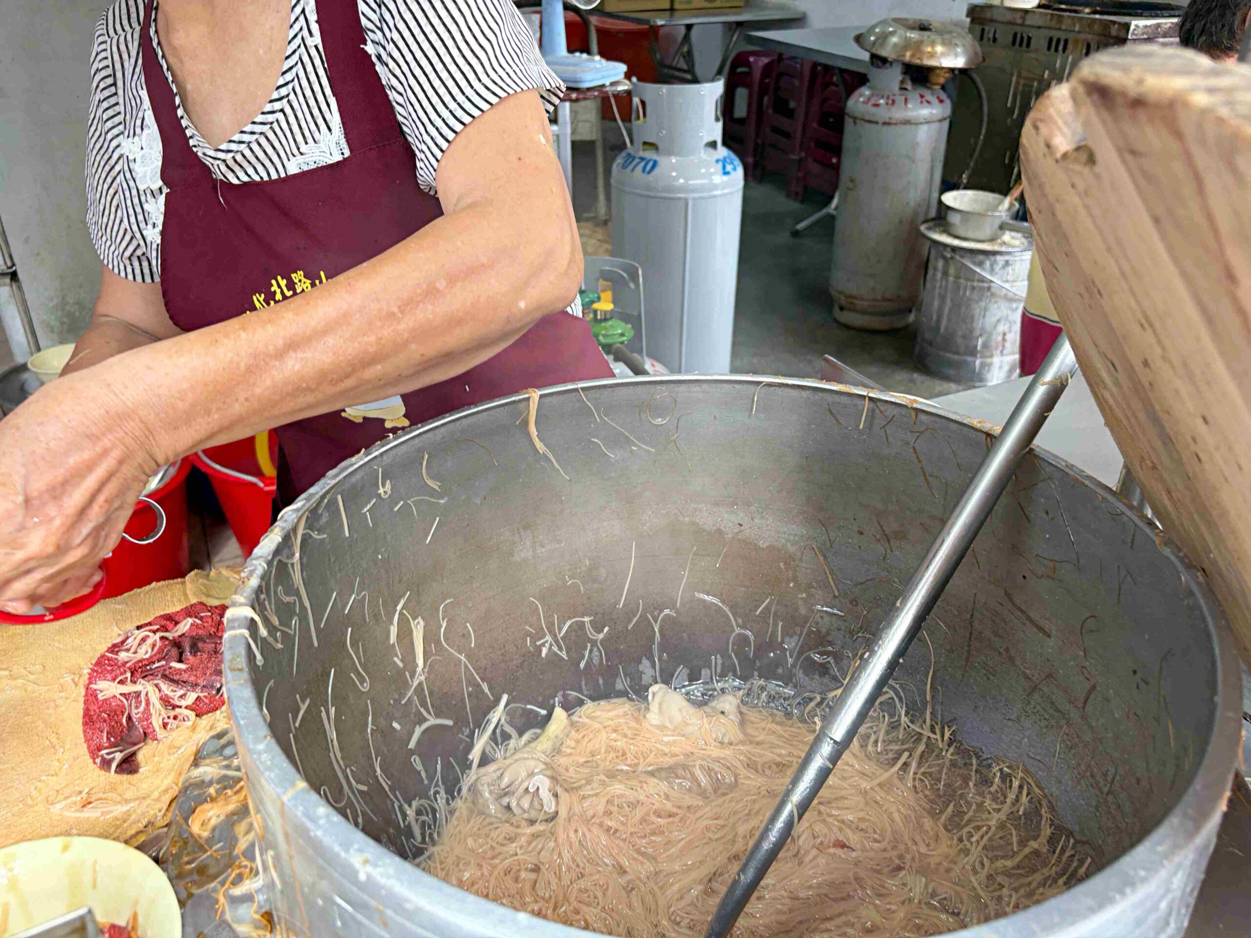 【三重美食】三重無名麵線，台北橋站散步就到！75歲阿嬤爆量大腸，還有袋裝隱藏版點法(菜單) @趙先生吃飯