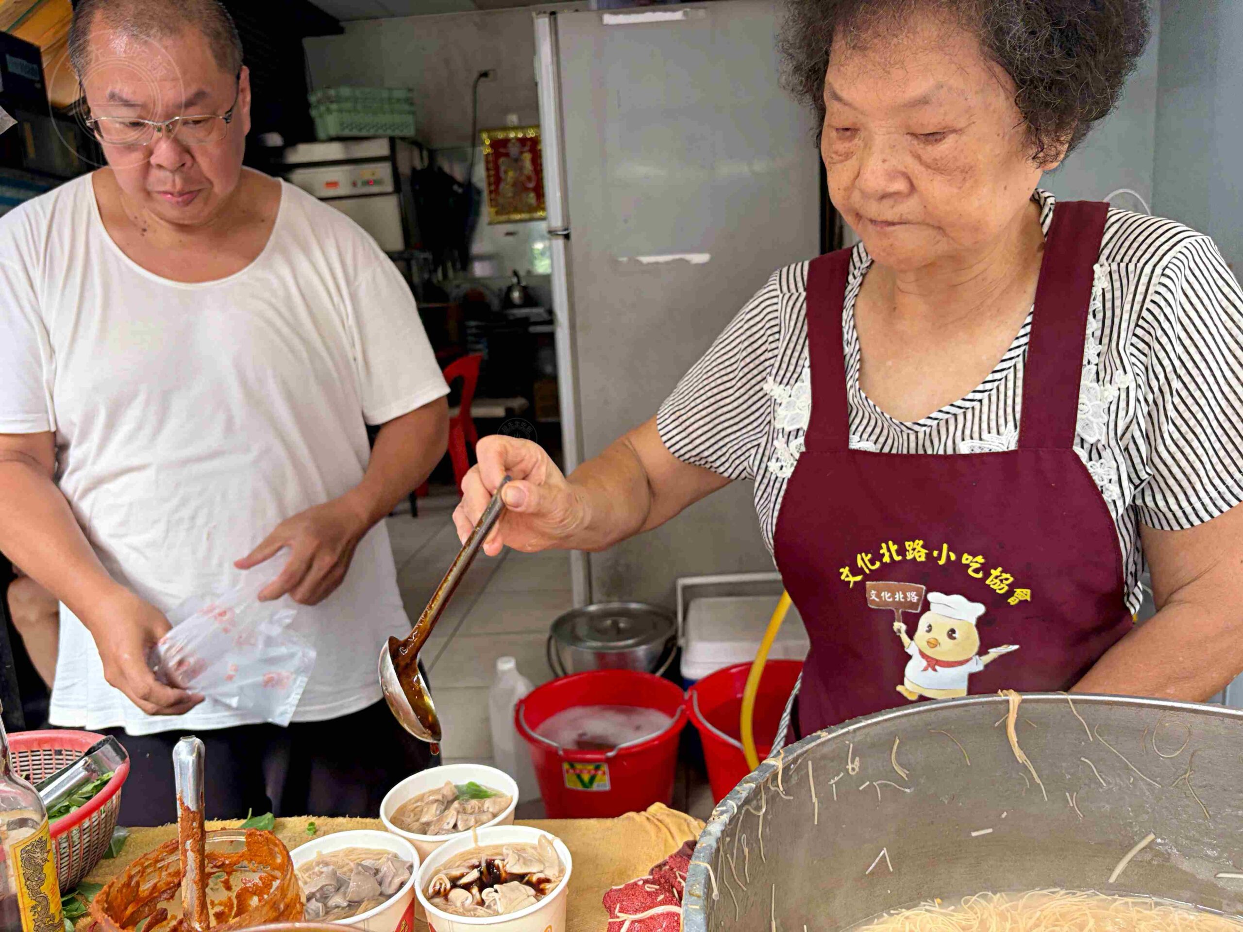 【三重美食】三重無名麵線,台北橋站散步就到!75歲阿嬤爆量大腸,還有袋裝隱藏版點法(菜單) @趙先生吃飯 【三重美食】三重無名麵線,台北橋站散步就到!75歲阿嬤爆量大腸,還有袋裝隱藏版點法(菜單) @趙先生吃飯