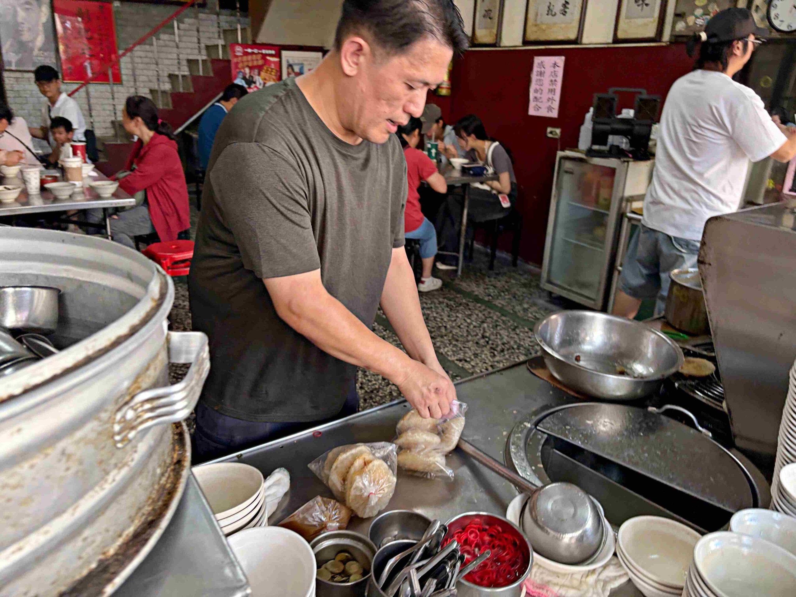 【彰化美食】北門口肉圓，中正路總店，先蒸後炸超酥脆，大肉圓塞滿干貝絲太過癮(菜單) @趙先生吃飯