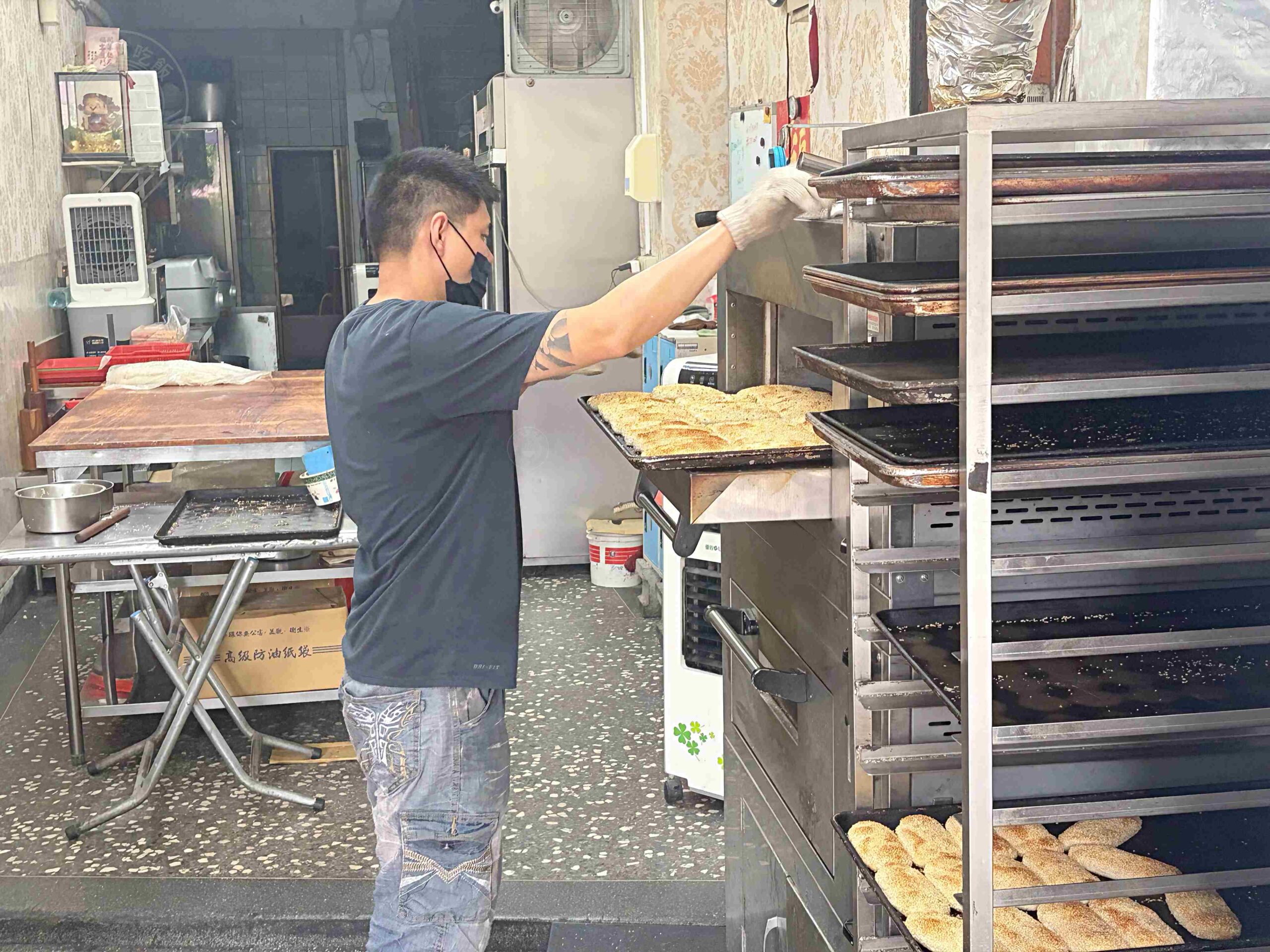 【三重美食】東佳香碳烤燒餅，老麵發酵缸爐碳烤，爆汁胡椒餅與糖膏酥餅銅板小吃推薦(菜單) @趙先生吃飯
