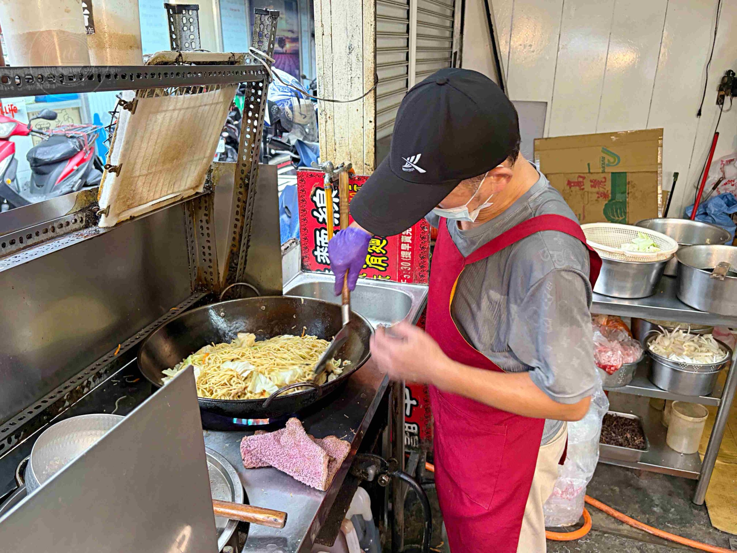 【三重美食】無名炒麵炒米粉油飯，網路幾乎沒人說的超低調神祕攤位，30元爆量銅板價炒麵、古早味油飯推薦(菜單) @趙先生吃飯