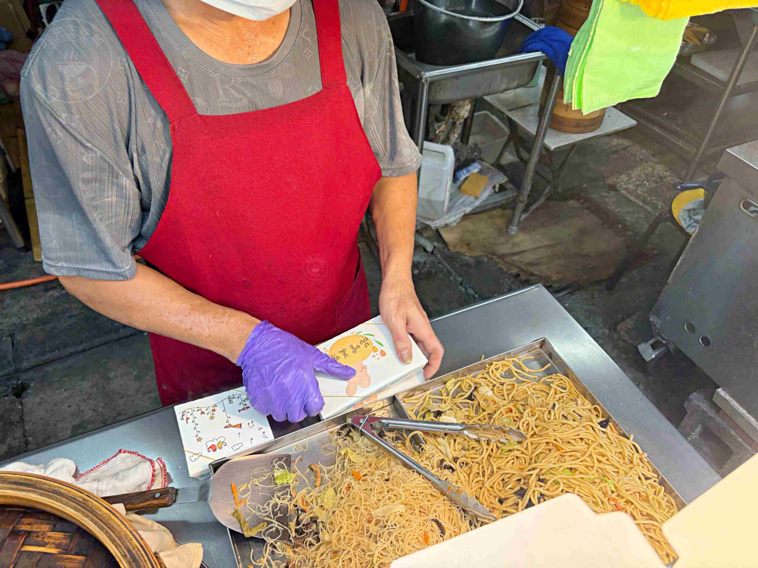 【三重美食】無名炒麵炒米粉油飯，網路幾乎沒人說的超低調神祕攤位，30元爆量銅板價炒麵、古早味油飯推薦(菜單) @趙先生吃飯