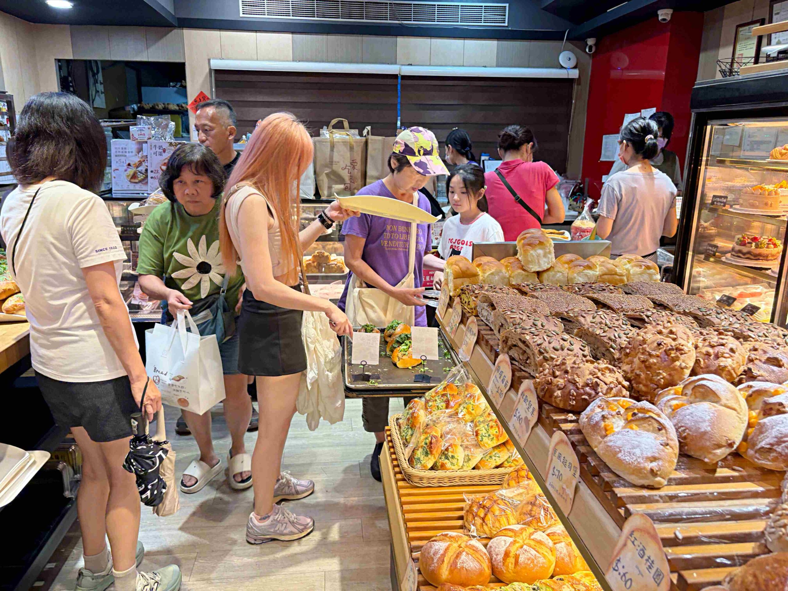 【三重美食】愛吃麵包西點烘焙工坊，超便宜又好吃，擠不進去的麵包店推薦(菜單) @趙先生吃飯