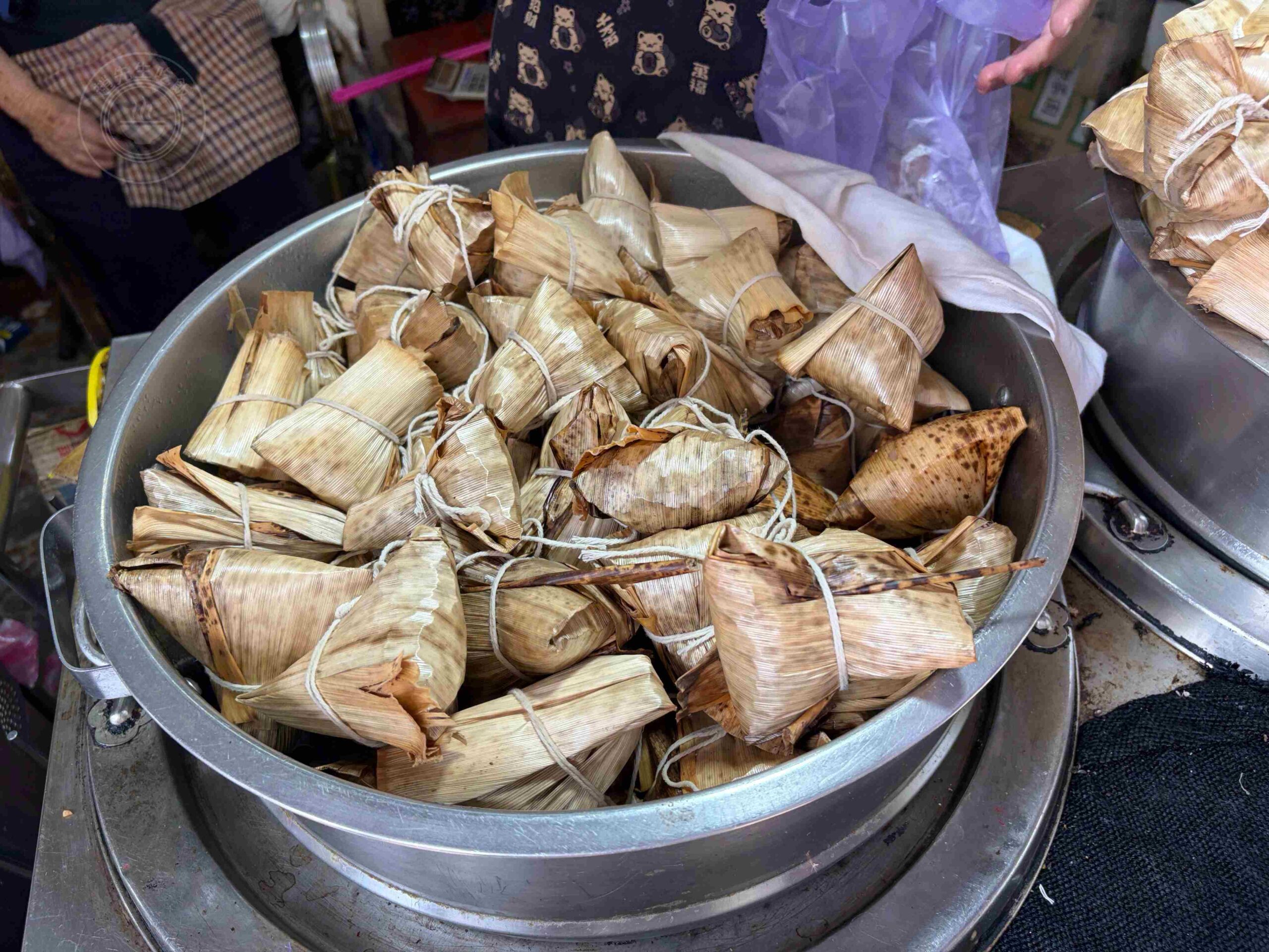 【新北美食】林蜂肉粽，100歲阿嬤的石門十八王公必吃古早味20元肉粽推薦 (菜單) @趙先生吃飯
