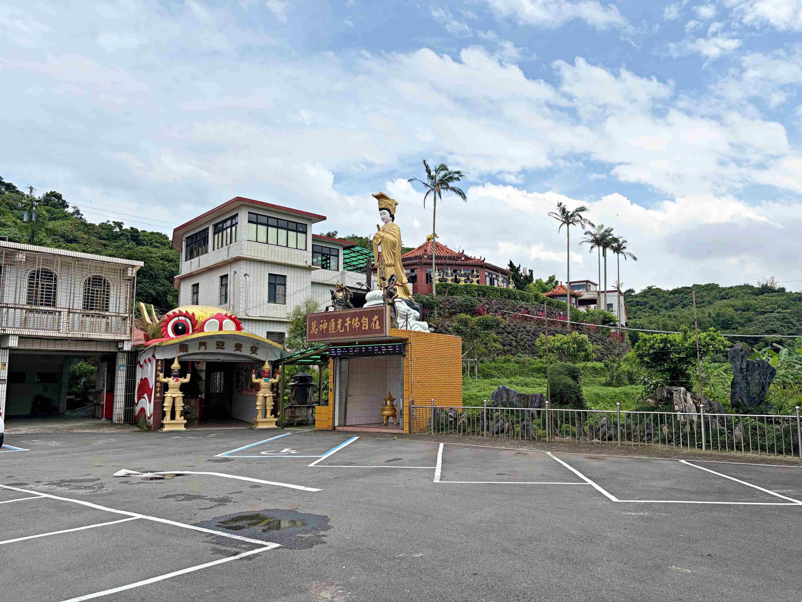 【新北石門景點】金剛宮四面佛，兩千尊佛像超壯觀，還有地獄天堂通道跟巨大臥佛推薦 @趙先生吃飯