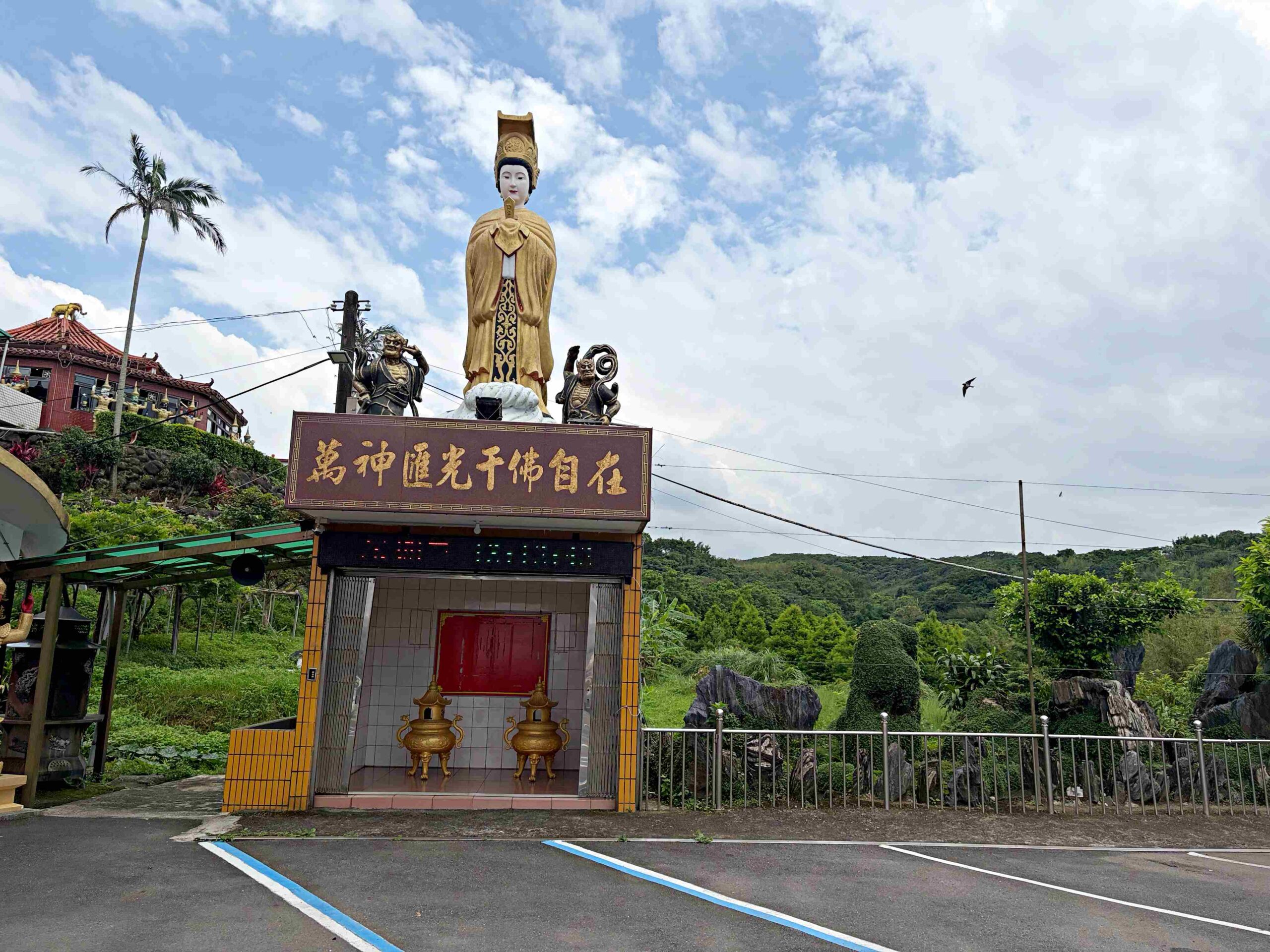 【新北石門景點】金剛宮四面佛，兩千尊佛像超壯觀，還有地獄天堂通道跟巨大臥佛推薦 @趙先生吃飯