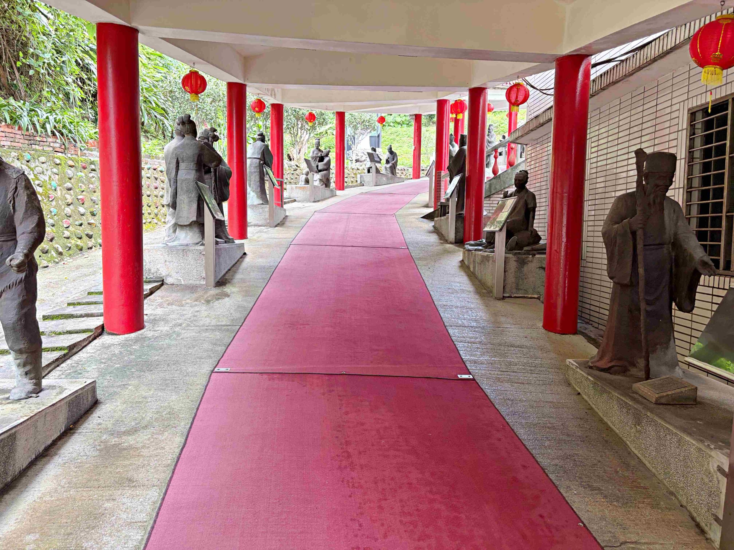 【新北石門景點】金剛宮四面佛，兩千尊佛像超壯觀，還有地獄天堂通道跟巨大臥佛推薦 @趙先生吃飯