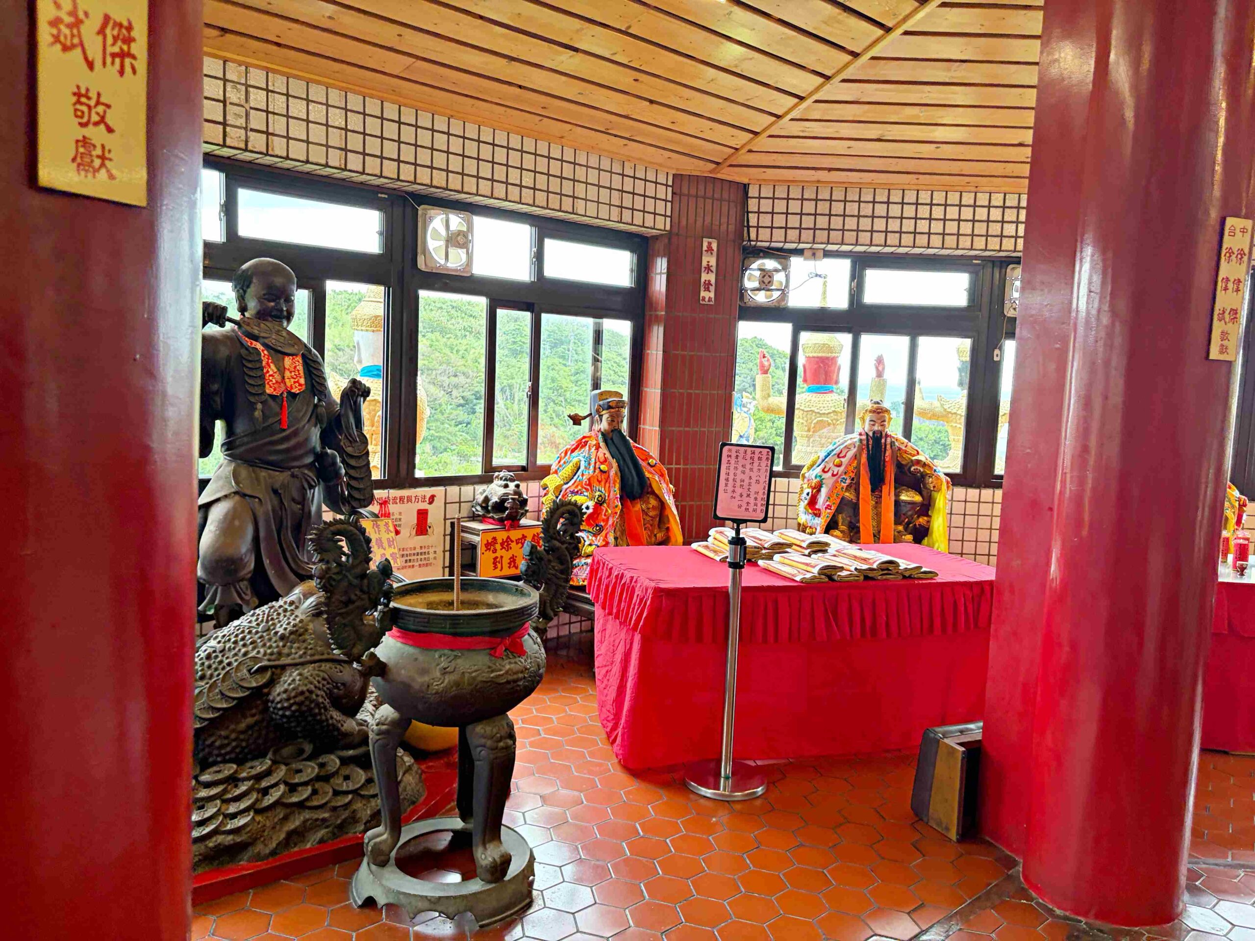 【新北石門景點】金剛宮四面佛，兩千尊佛像超壯觀，還有地獄天堂通道跟巨大臥佛推薦 @趙先生吃飯