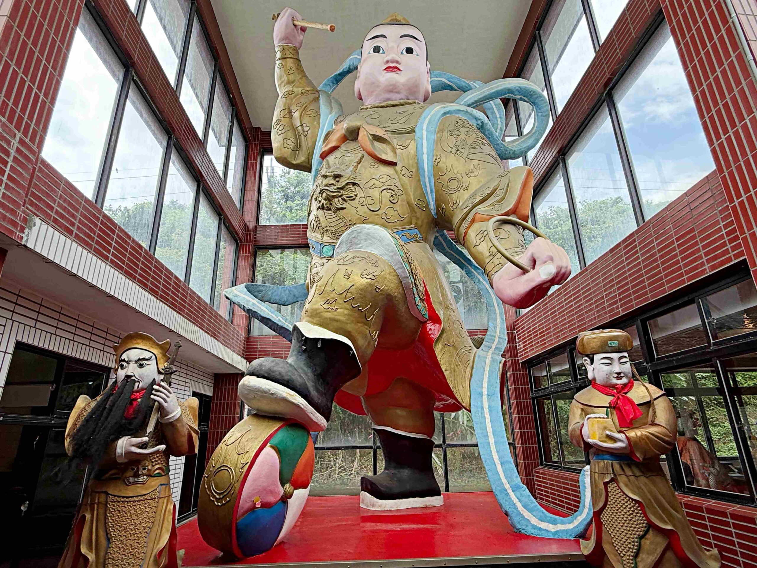 【新北石門景點】金剛宮四面佛，兩千尊佛像超壯觀，還有地獄天堂通道跟巨大臥佛推薦 @趙先生吃飯