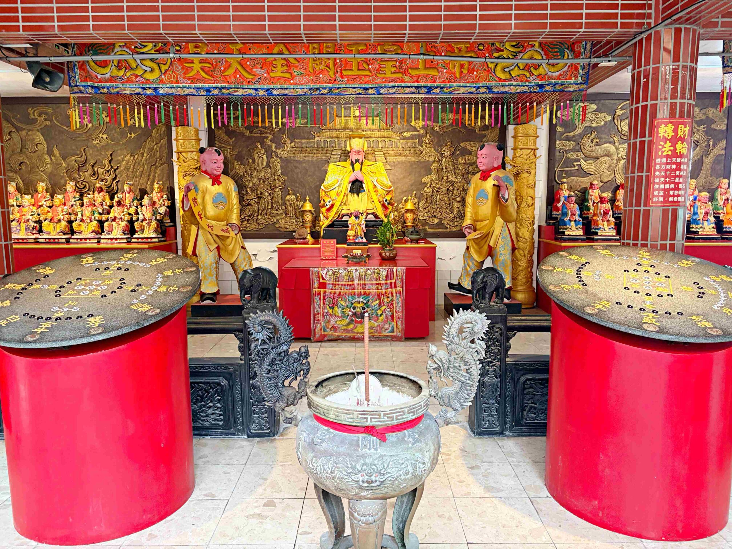 【新北石門景點】金剛宮四面佛，兩千尊佛像超壯觀，還有地獄天堂通道跟巨大臥佛推薦 @趙先生吃飯
