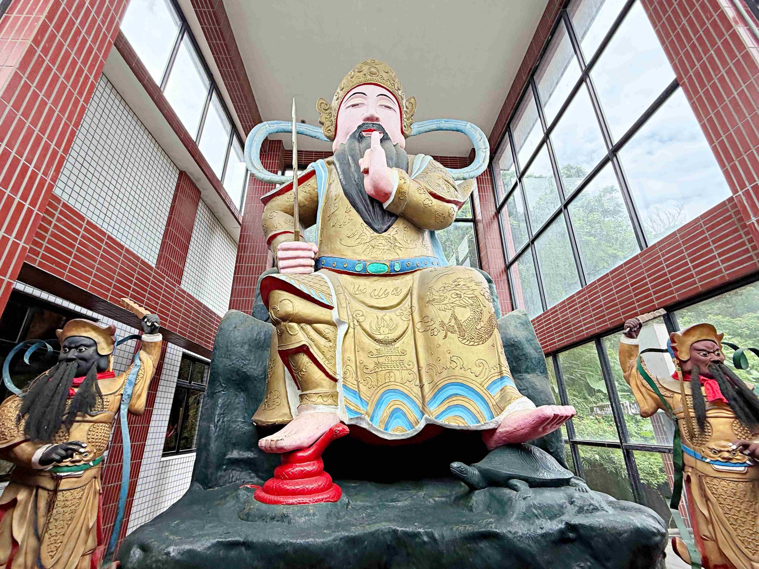 【新北石門景點】金剛宮四面佛，兩千尊佛像超壯觀，還有地獄天堂通道跟巨大臥佛推薦 @趙先生吃飯