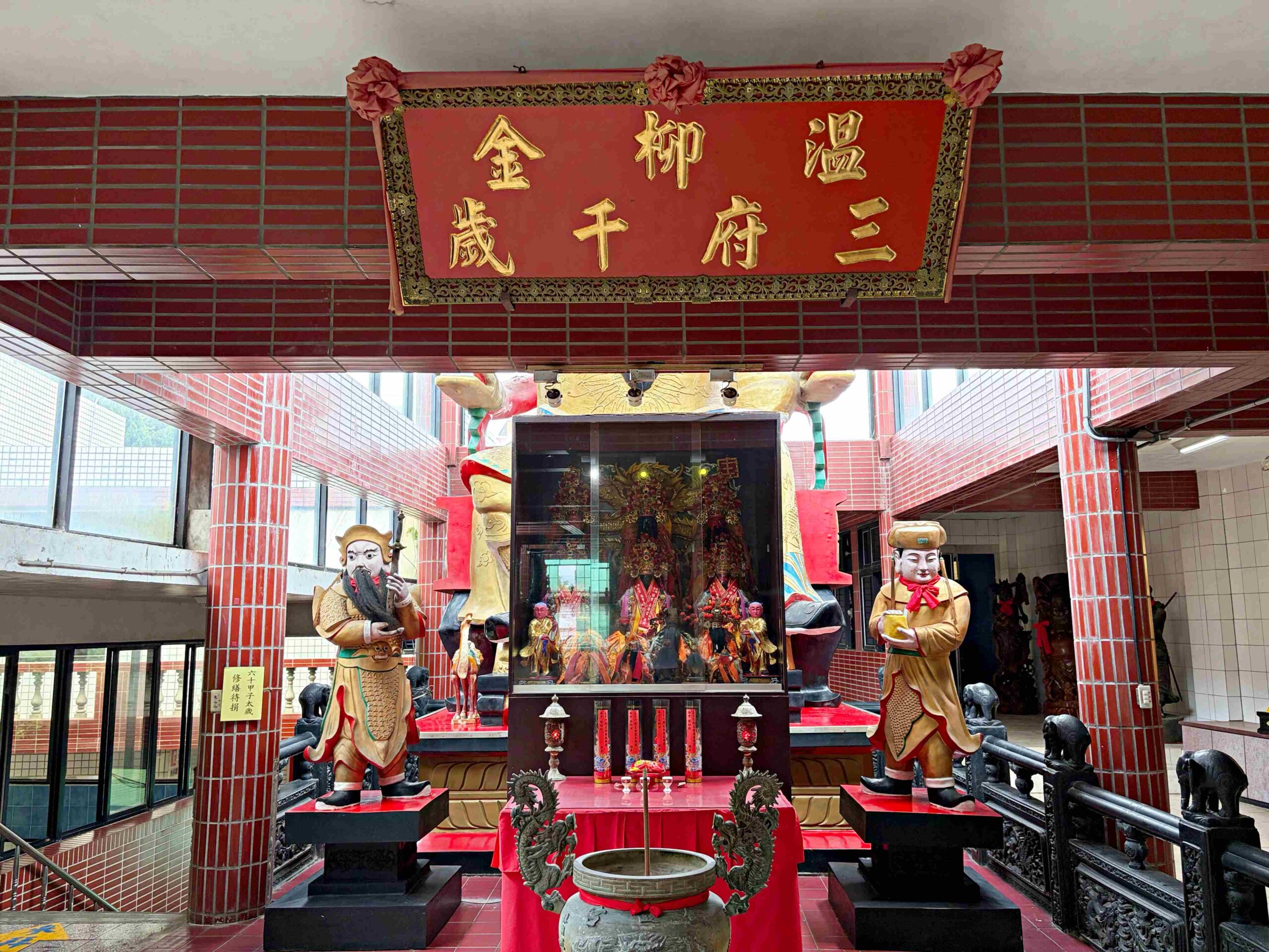 【新北石門景點】金剛宮四面佛，兩千尊佛像超壯觀，還有地獄天堂通道跟巨大臥佛推薦 @趙先生吃飯