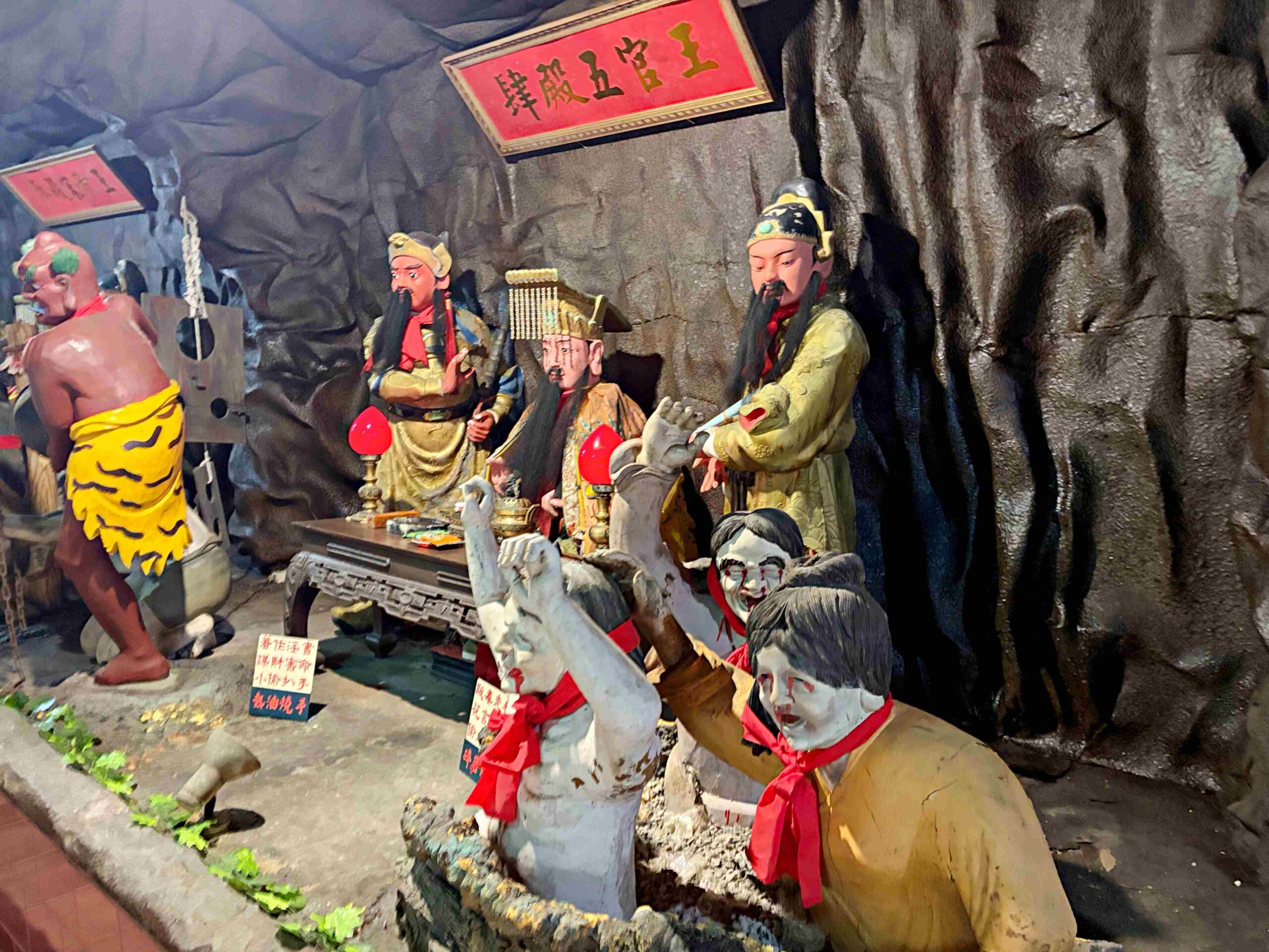【新北石門景點】金剛宮四面佛，兩千尊佛像超壯觀，還有地獄天堂通道跟巨大臥佛推薦 @趙先生吃飯