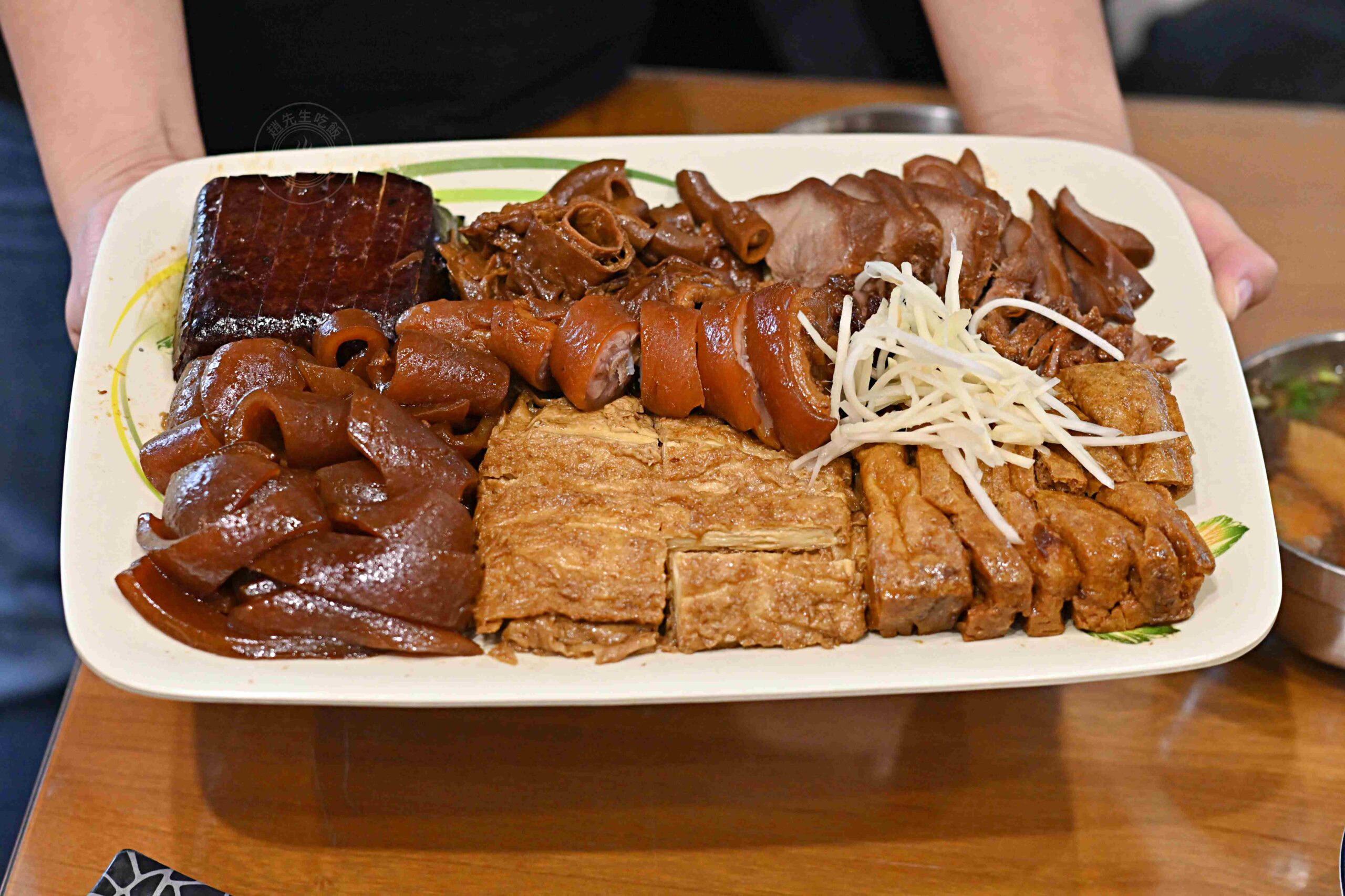 【宜蘭美食】三民大飯店，一天只開五個小時的排隊小吃，推薦滷味、肉羹麵(菜單) @趙先生吃飯