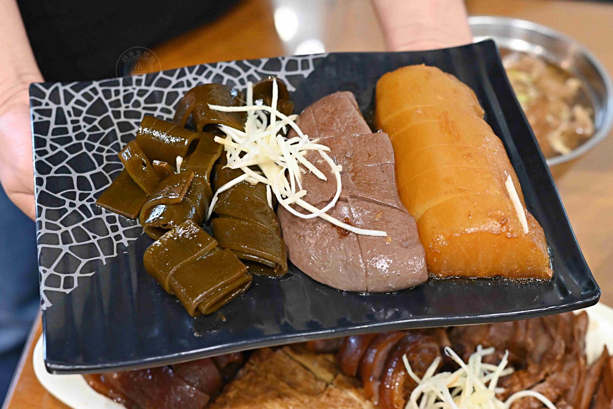 【宜蘭美食】三民大飯店，一天只開五個小時的排隊小吃，推薦滷味、肉羹麵(菜單) @趙先生吃飯