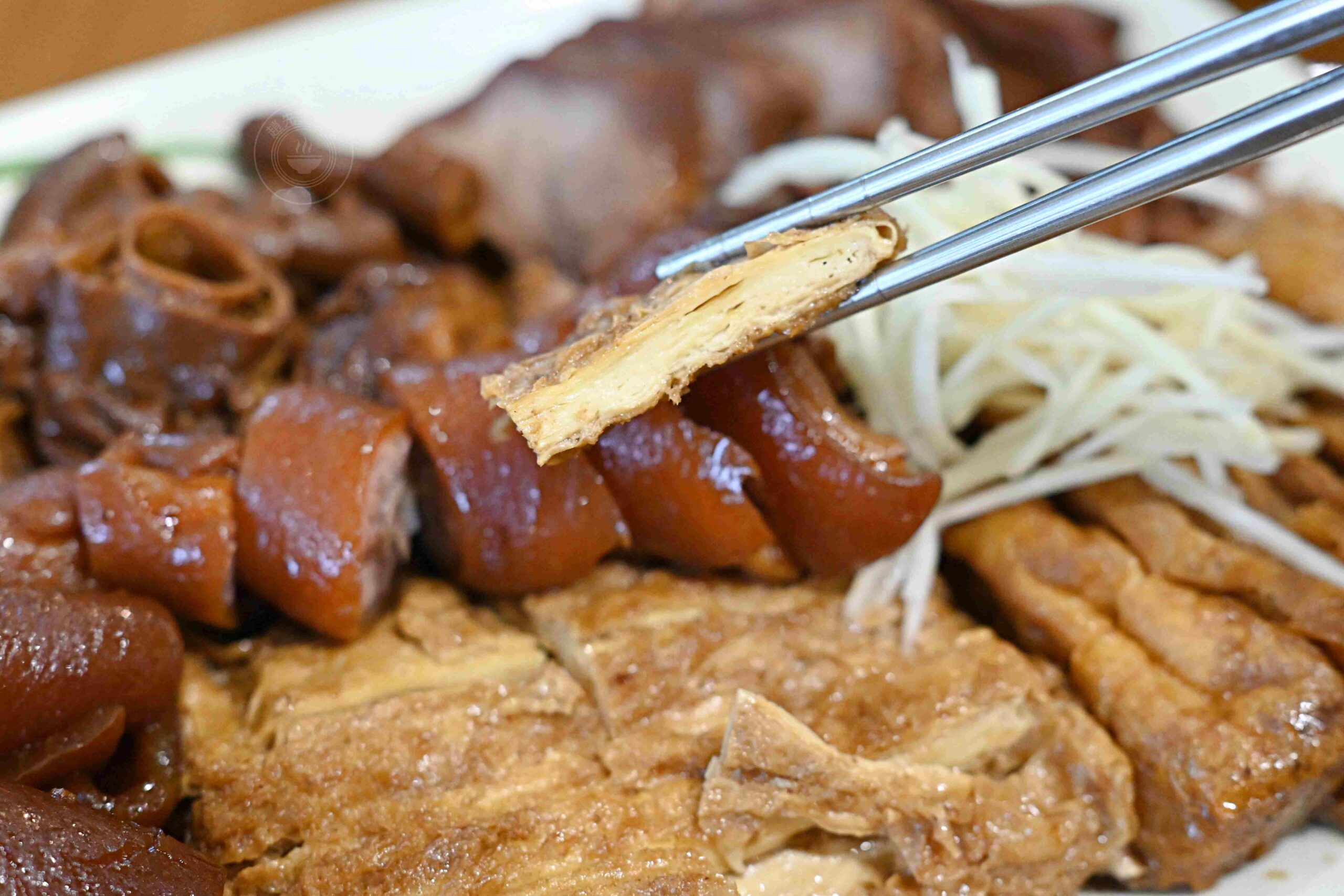 【宜蘭美食】三民大飯店，一天只開五個小時的排隊小吃，推薦滷味、肉羹麵(菜單) @趙先生吃飯
