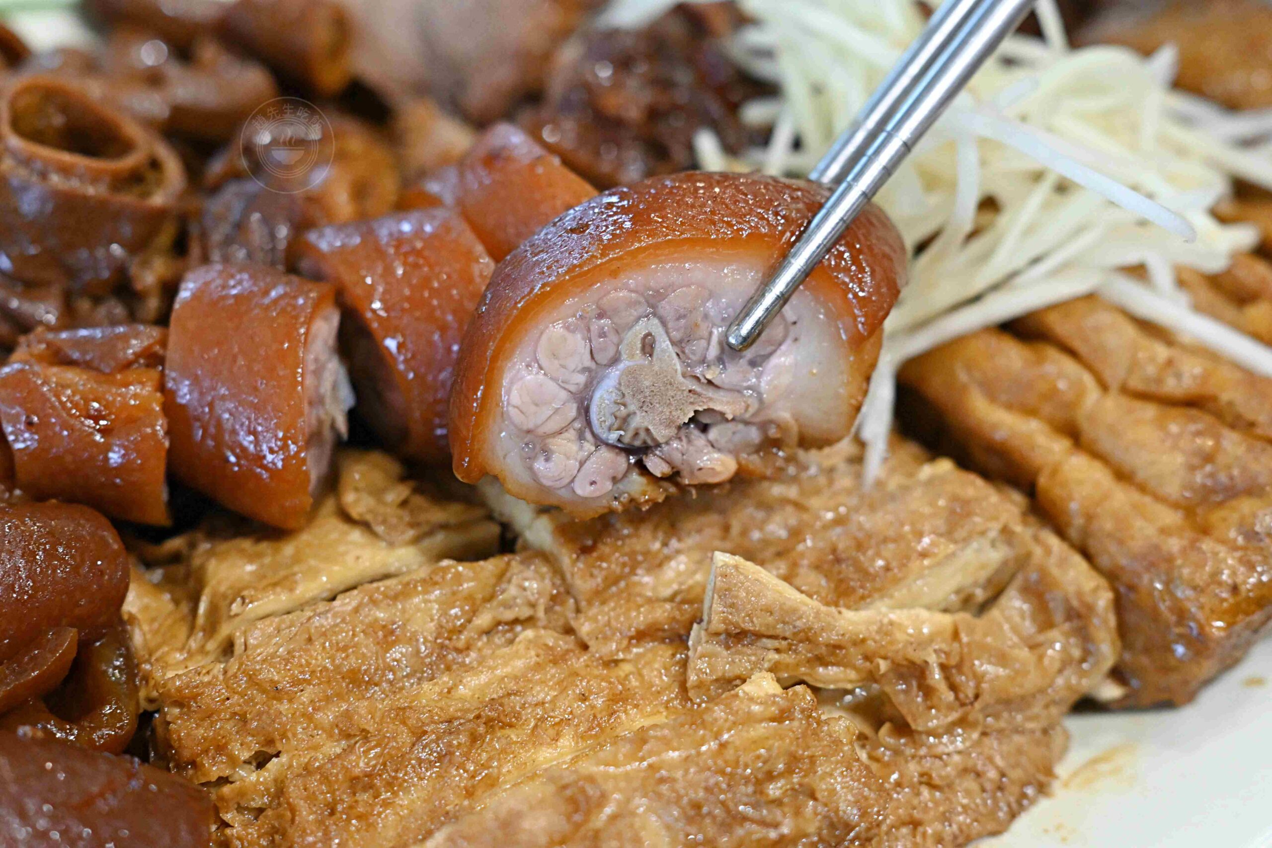 【宜蘭美食】三民大飯店，一天只開五個小時的排隊小吃，推薦滷味、肉羹麵(菜單) @趙先生吃飯