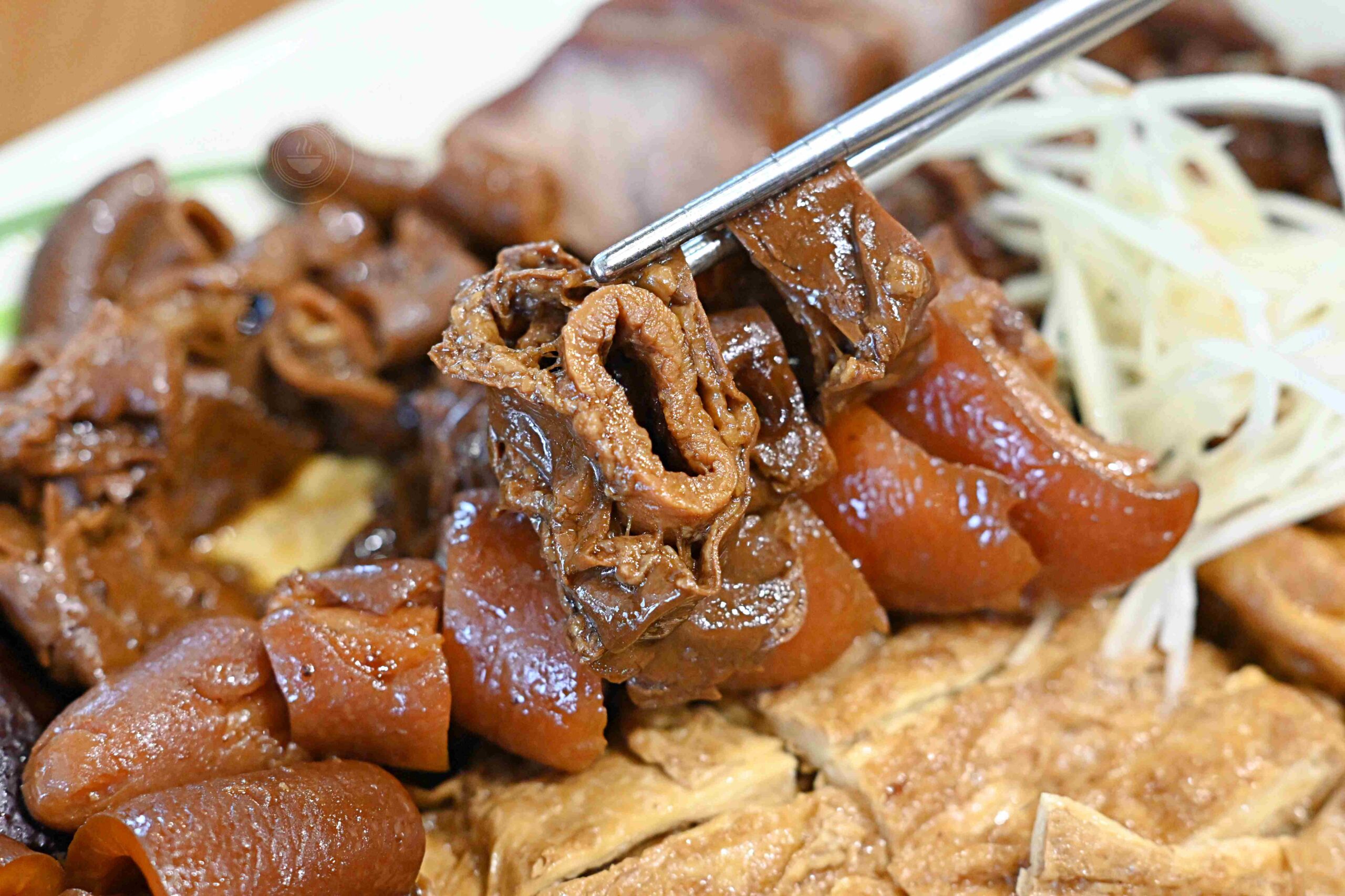【宜蘭美食】三民大飯店，一天只開五個小時的排隊小吃，推薦滷味、肉羹麵(菜單) @趙先生吃飯