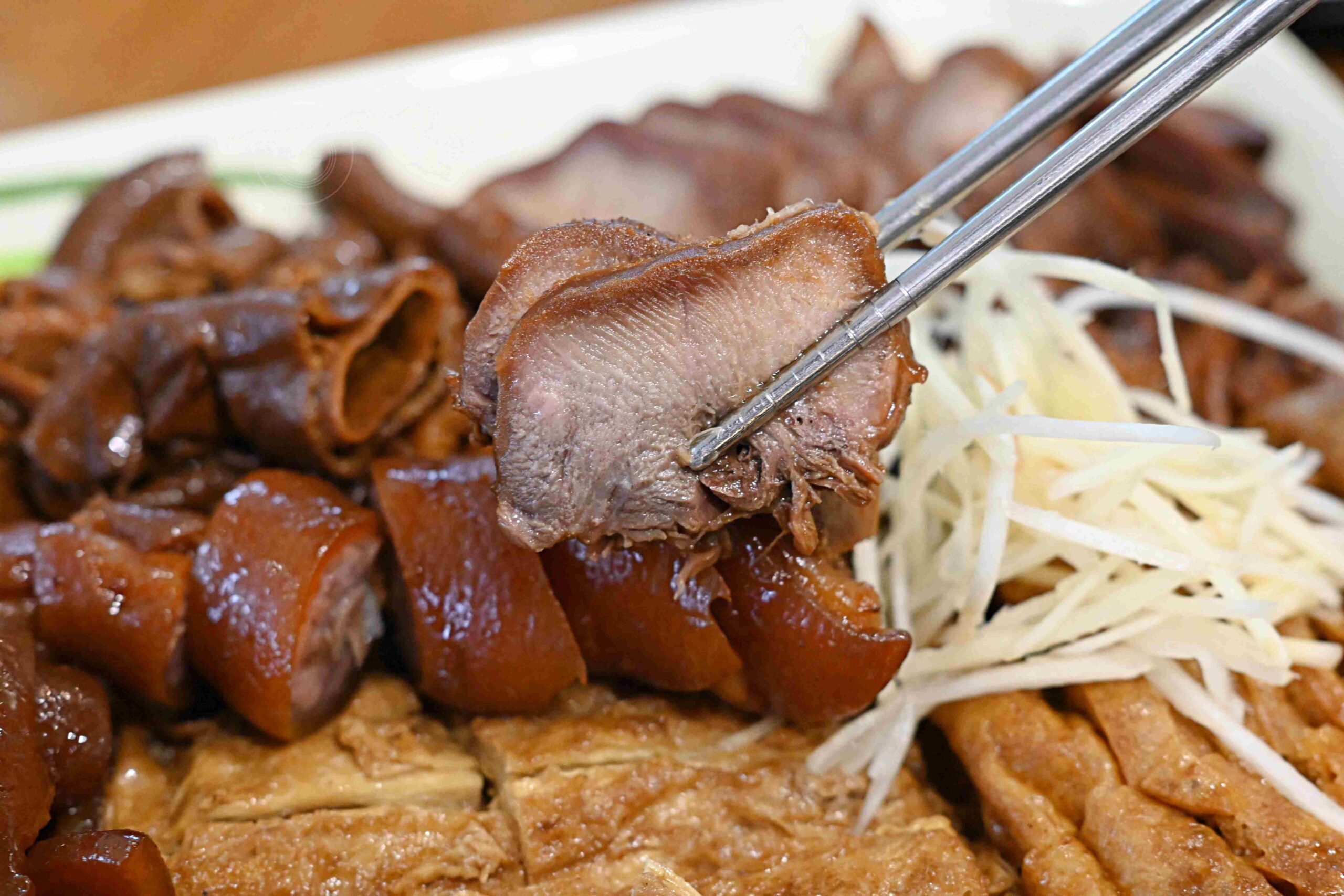 【宜蘭美食】三民大飯店，一天只開五個小時的排隊小吃，推薦滷味、肉羹麵(菜單) @趙先生吃飯