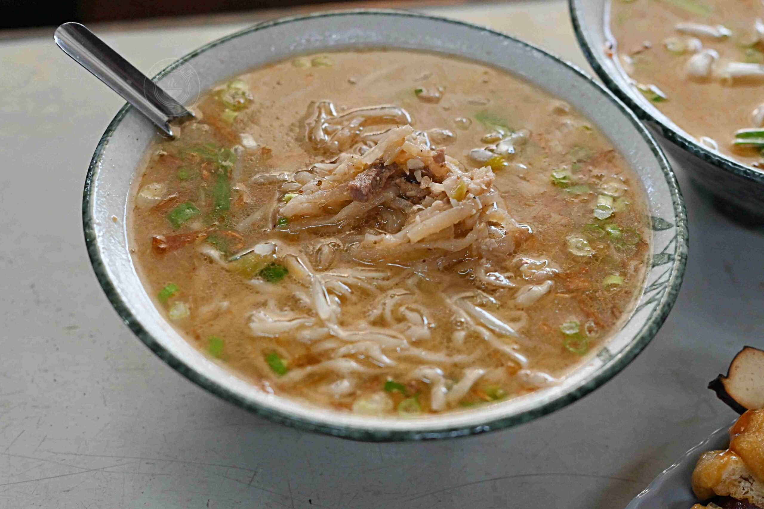 【龍潭美食】橋頭老麵店，飄香一甲子的隱藏版榨菜肉絲麵，一碗就很飽推薦(菜單) @趙先生吃飯