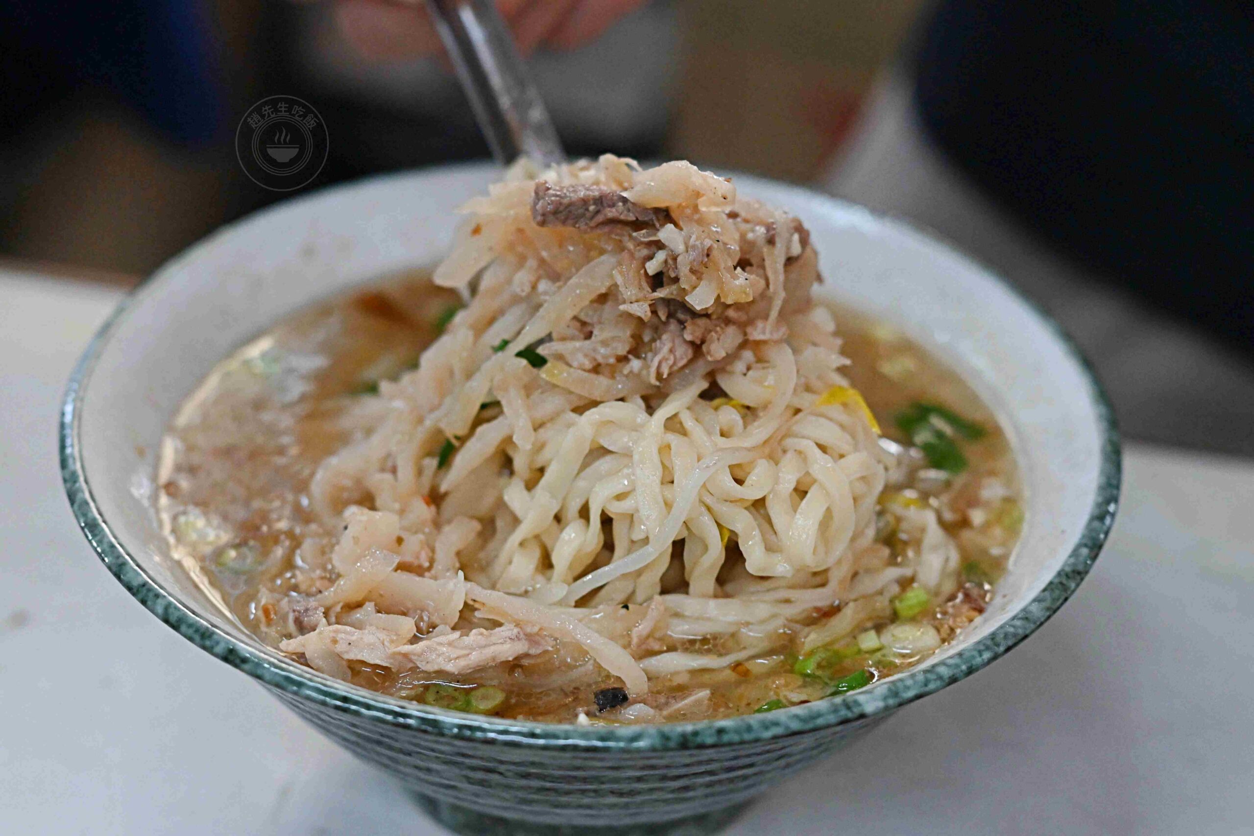 【龍潭美食】橋頭老麵店，飄香一甲子的隱藏版榨菜肉絲麵，一碗就很飽推薦(菜單) @趙先生吃飯