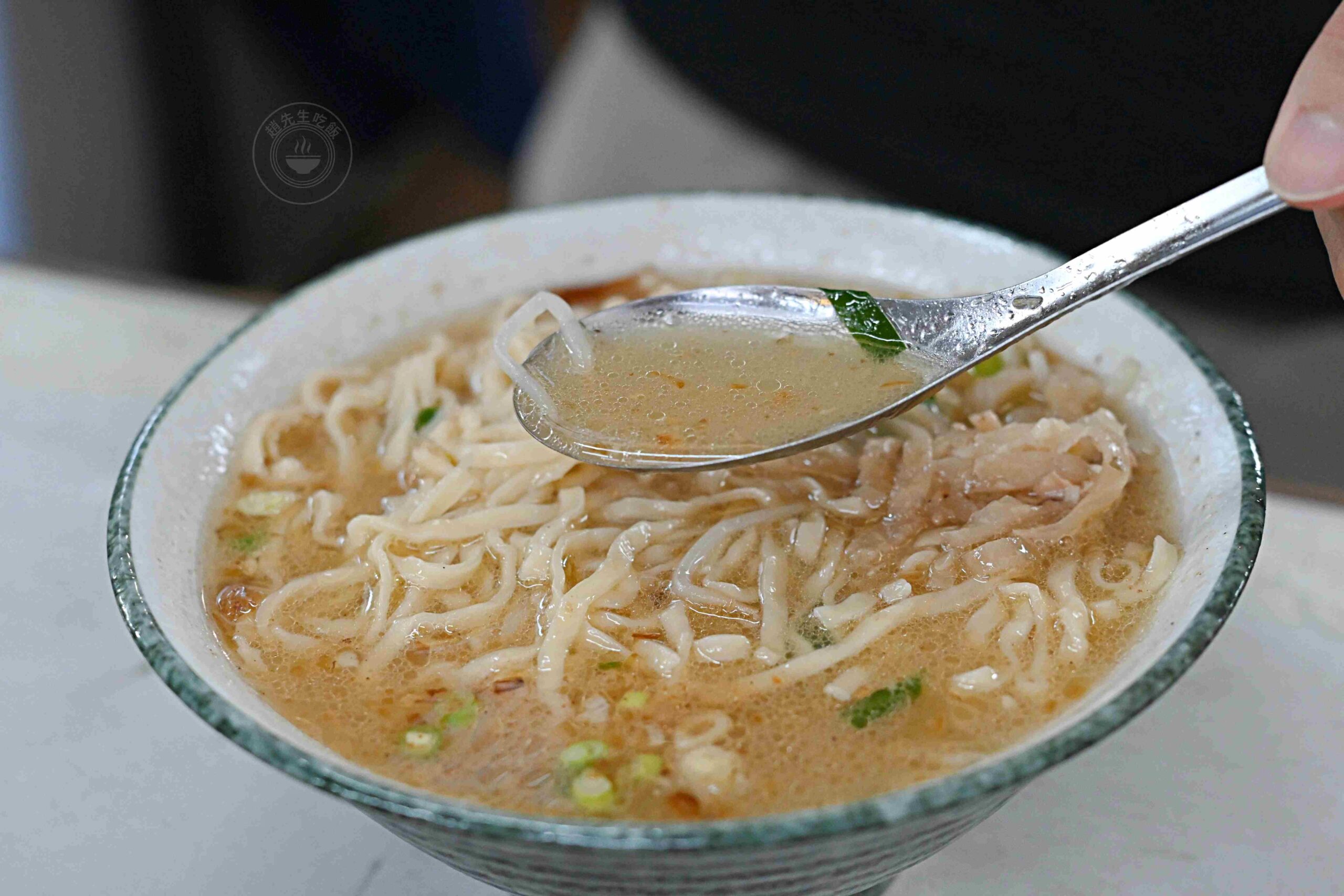 【龍潭美食】橋頭老麵店，飄香一甲子的隱藏版榨菜肉絲麵，一碗就很飽推薦(菜單) @趙先生吃飯