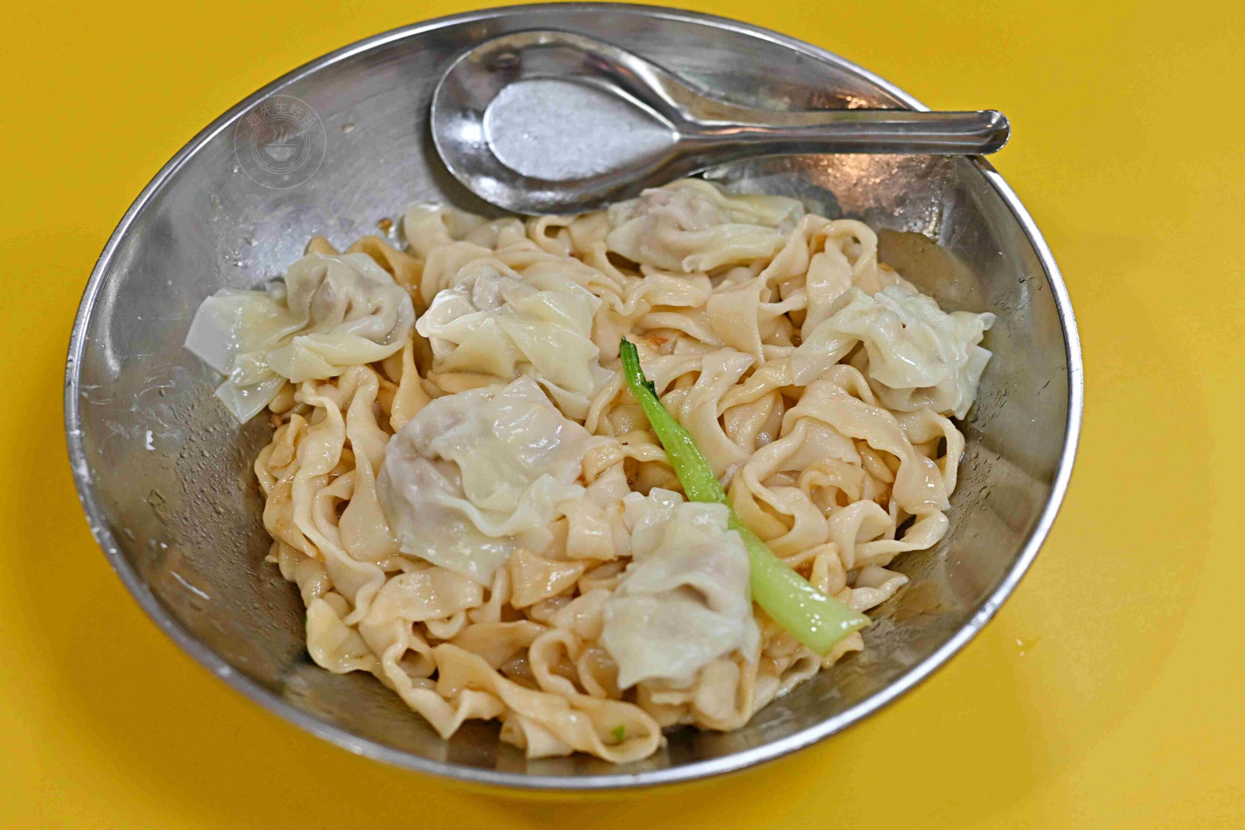 【基隆美食】美華牛肉麵，基隆仁愛市場20年老店，超大碗中藥湯頭牛肉麵推薦(菜單) @趙先生吃飯