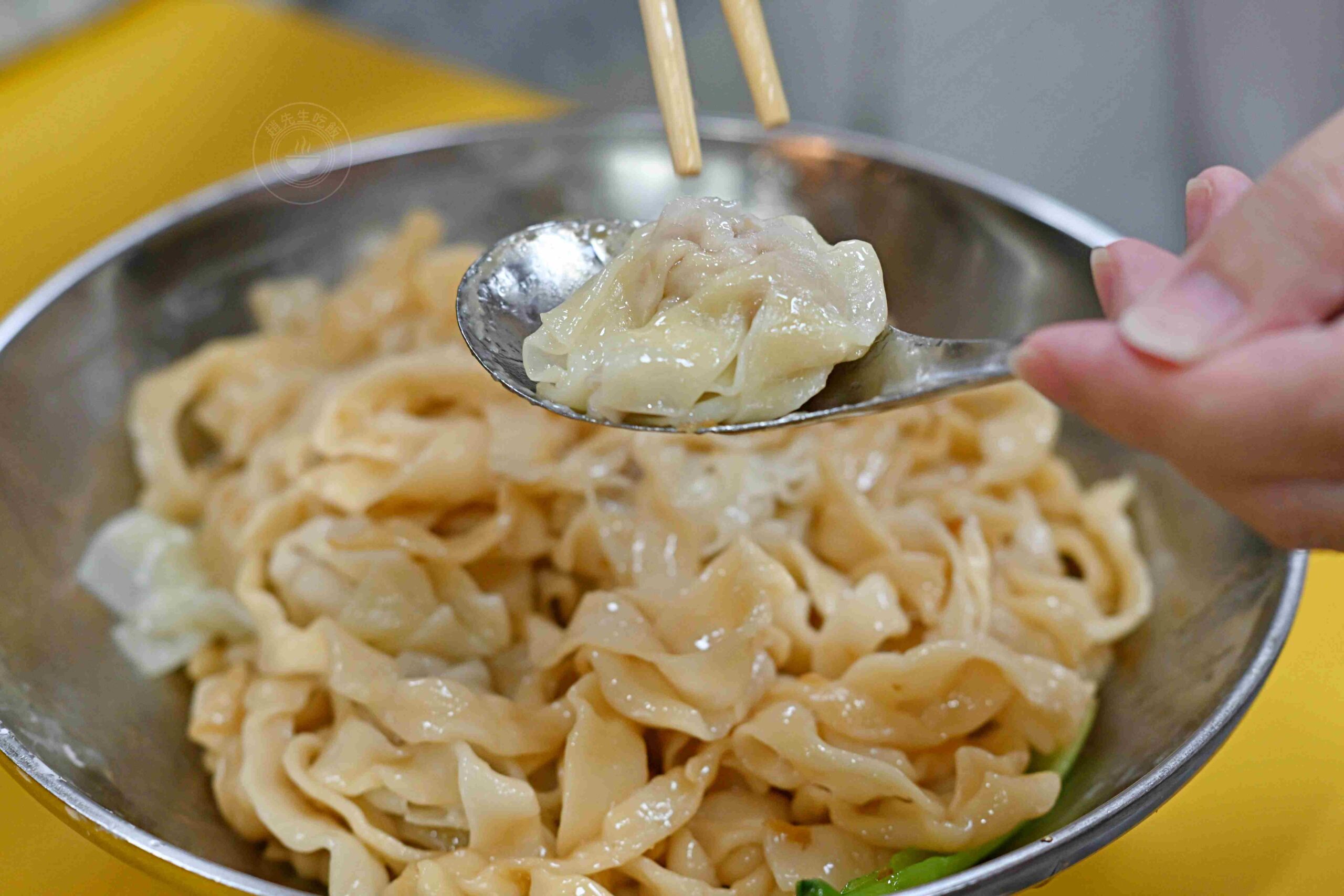 【基隆美食】美華牛肉麵，基隆仁愛市場20年老店，超大碗中藥湯頭牛肉麵推薦(菜單) @趙先生吃飯