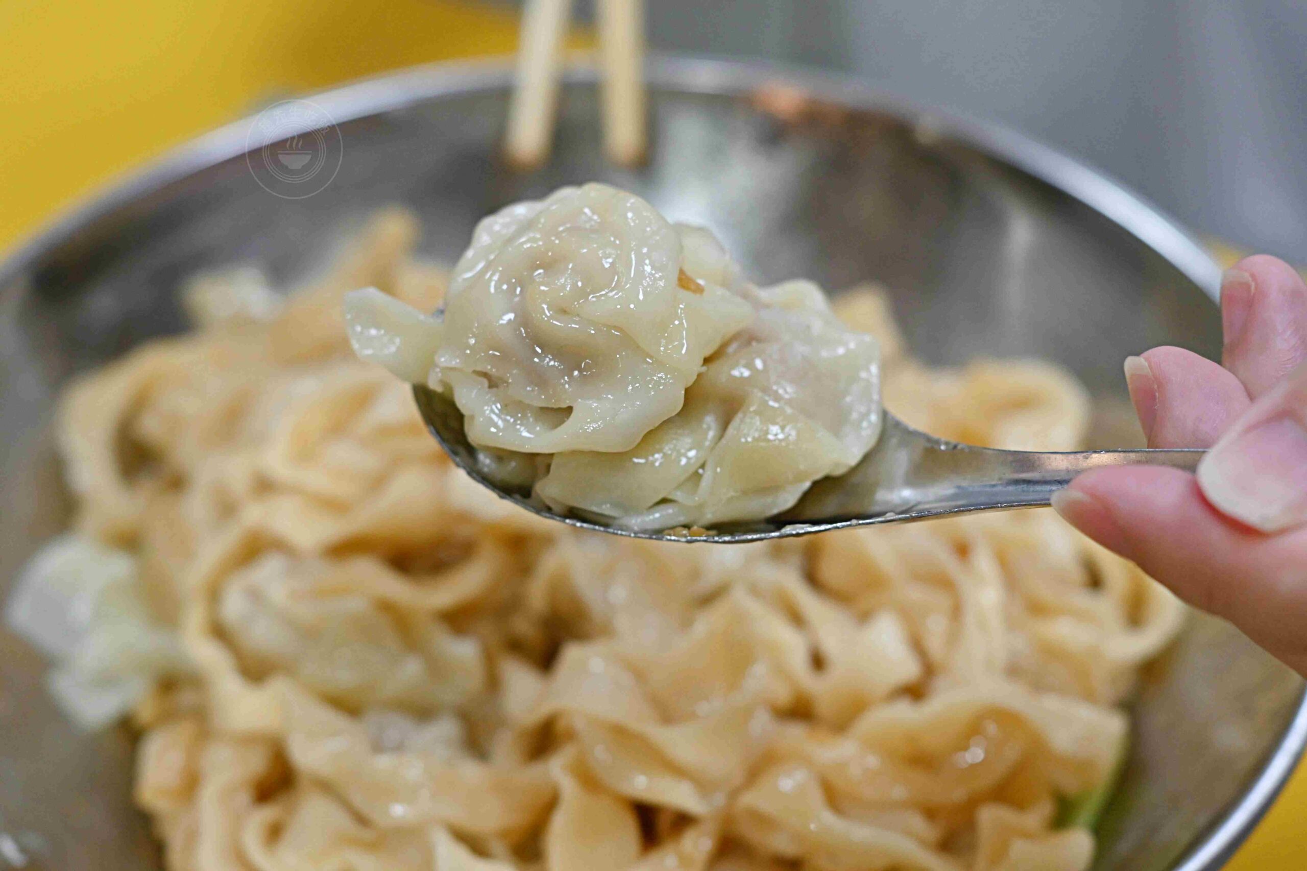 【基隆美食】美華牛肉麵，基隆仁愛市場20年老店，超大碗中藥湯頭牛肉麵推薦(菜單) @趙先生吃飯