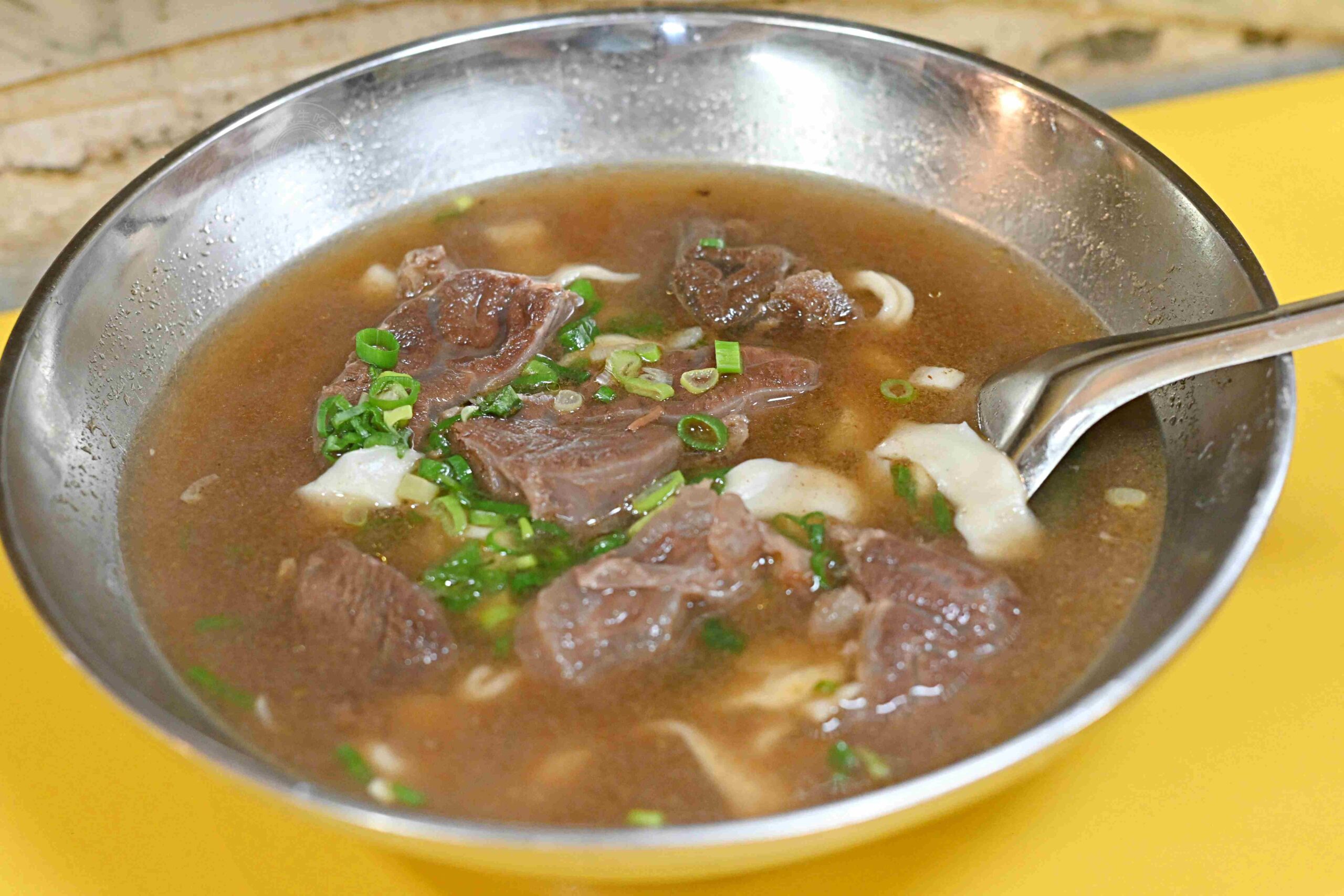 【基隆美食】美華牛肉麵，基隆仁愛市場20年老店，超大碗中藥湯頭牛肉麵推薦(菜單) @趙先生吃飯