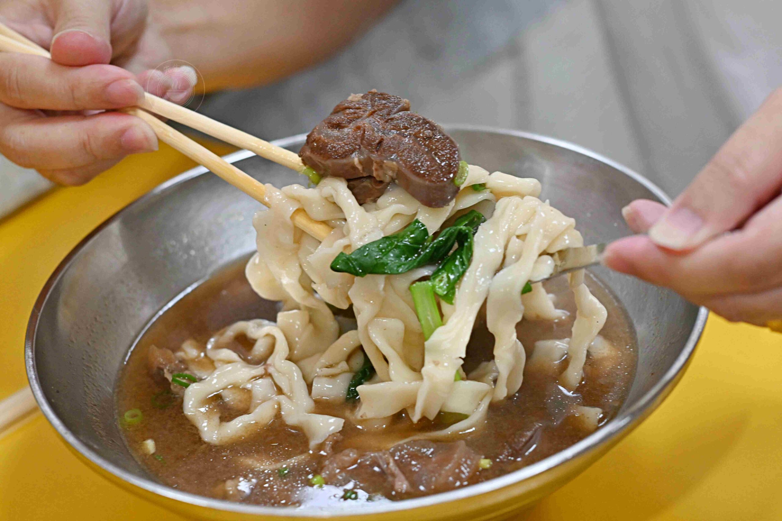 【基隆美食】美華牛肉麵，基隆仁愛市場20年老店，超大碗中藥湯頭牛肉麵推薦(菜單) @趙先生吃飯