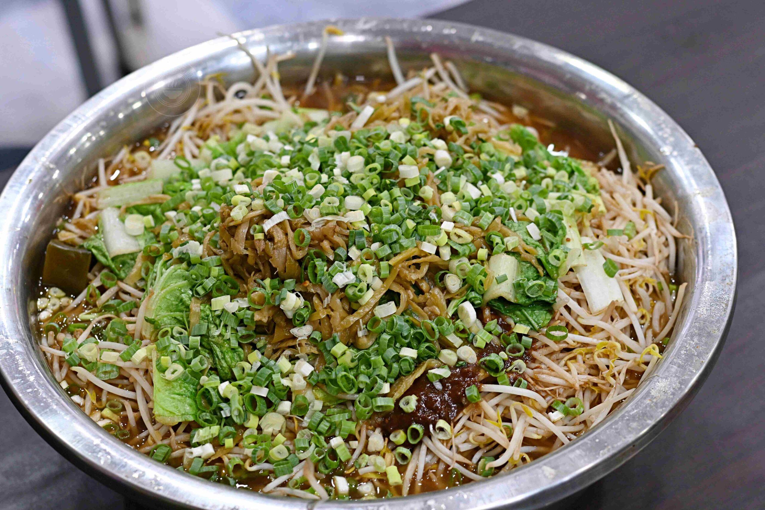 【基隆美食】魯都香基隆復興店，巨無霸鋼盆滷味，蔬菜免費加到滿推薦(菜單) @趙先生吃飯