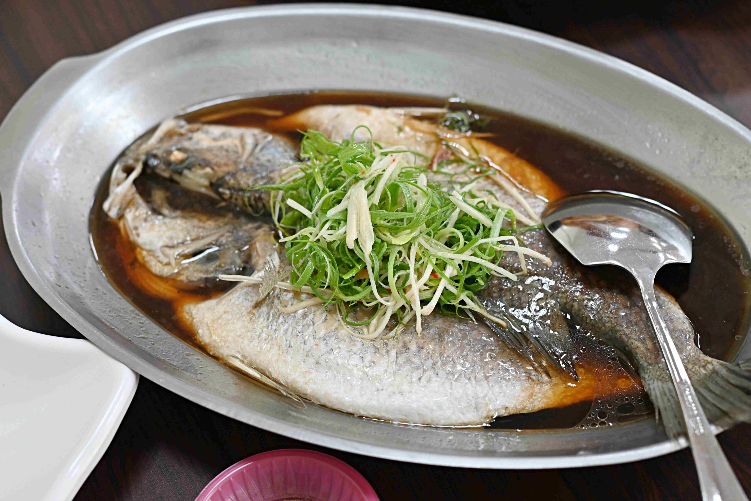 竹山的燒鵝烤雞店，不要隨便走進去，海鮮米粉、燒鵝跟烤雞都超大！ @趙先生吃飯