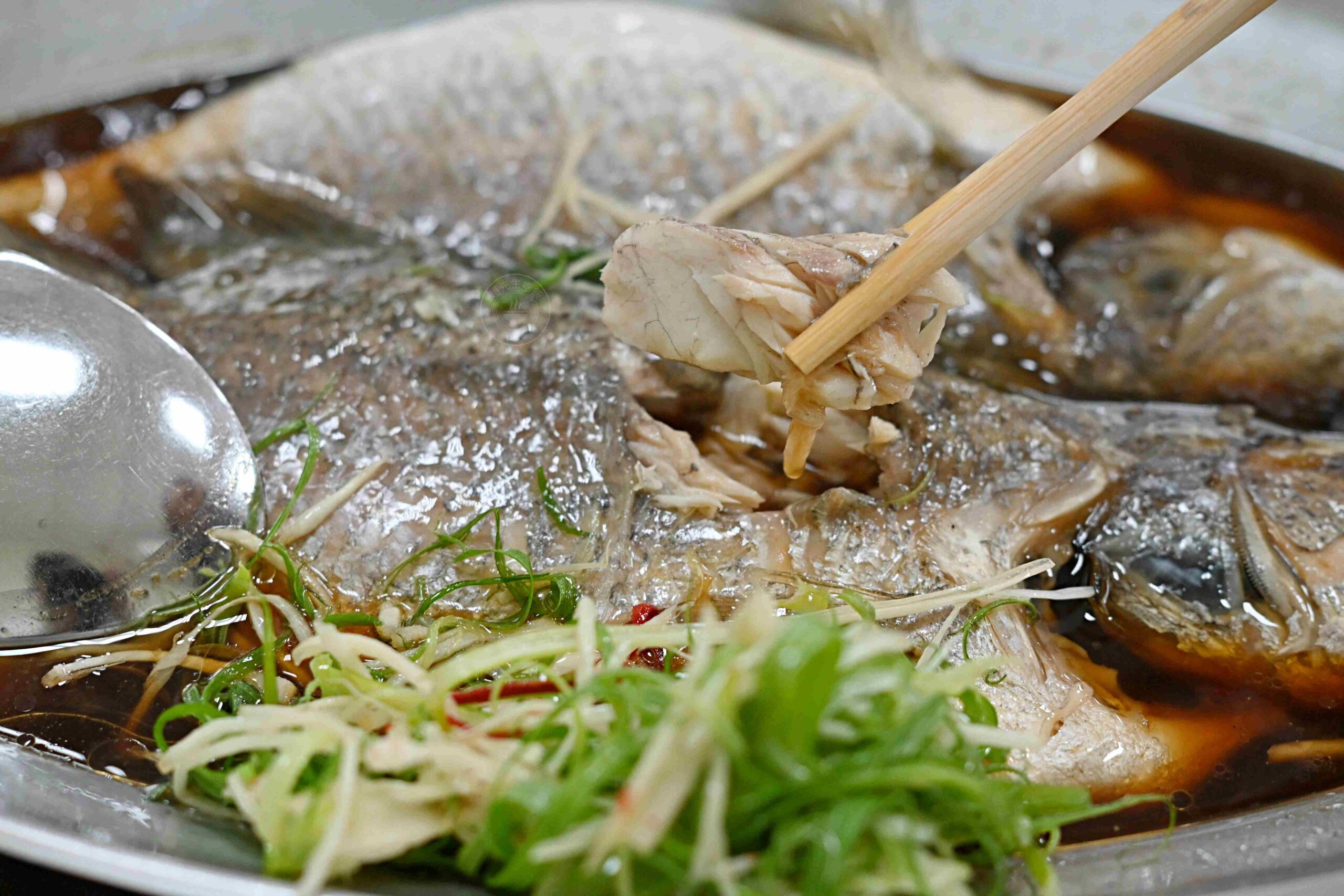 竹山的燒鵝烤雞店，不要隨便走進去，海鮮米粉、燒鵝跟烤雞都超大！ @趙先生吃飯