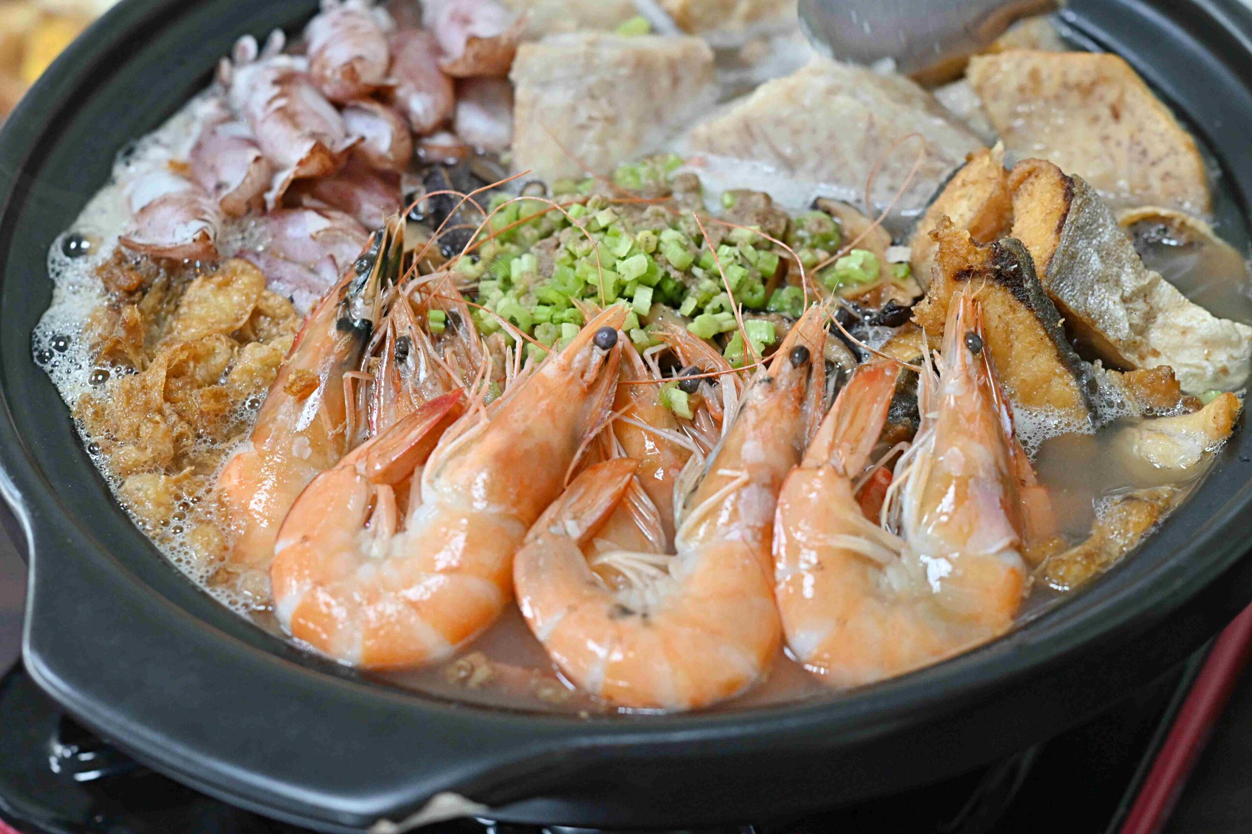 竹山的燒鵝烤雞店，不要隨便走進去，海鮮米粉、燒鵝跟烤雞都超大！ @趙先生吃飯